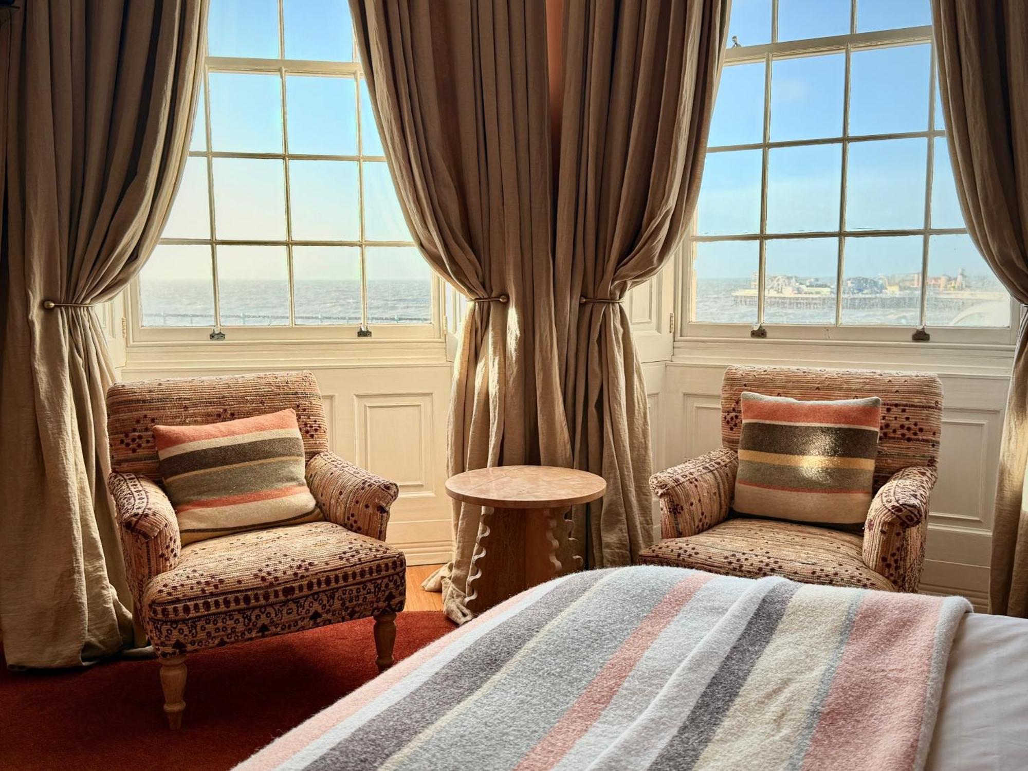 Kamer met Queensize Bed en Uitzicht op Zee