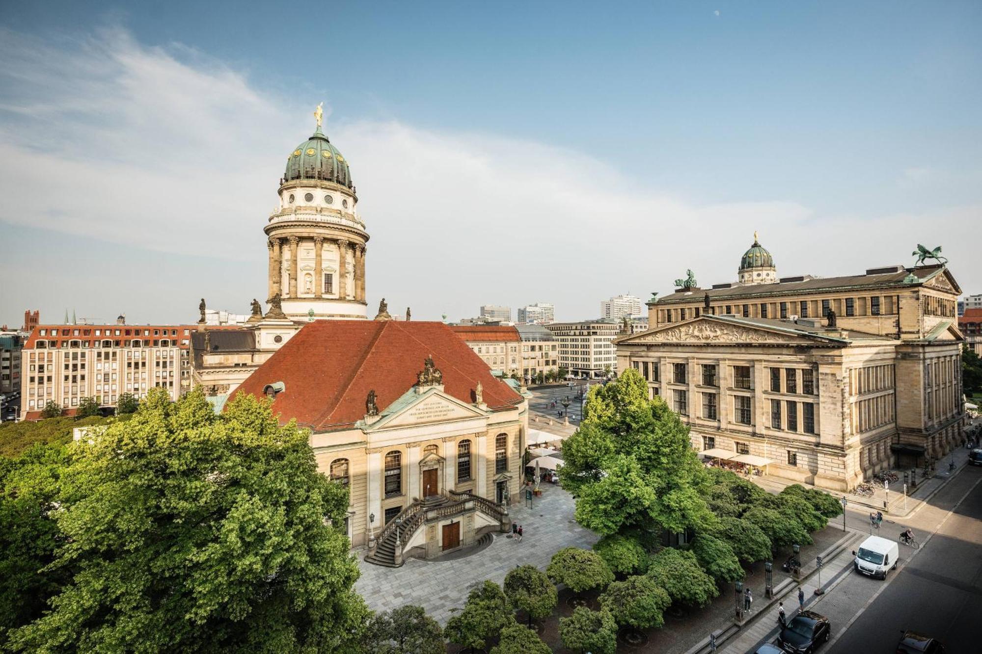 Zimmer Luc mit Queensize-Bett und Balkon