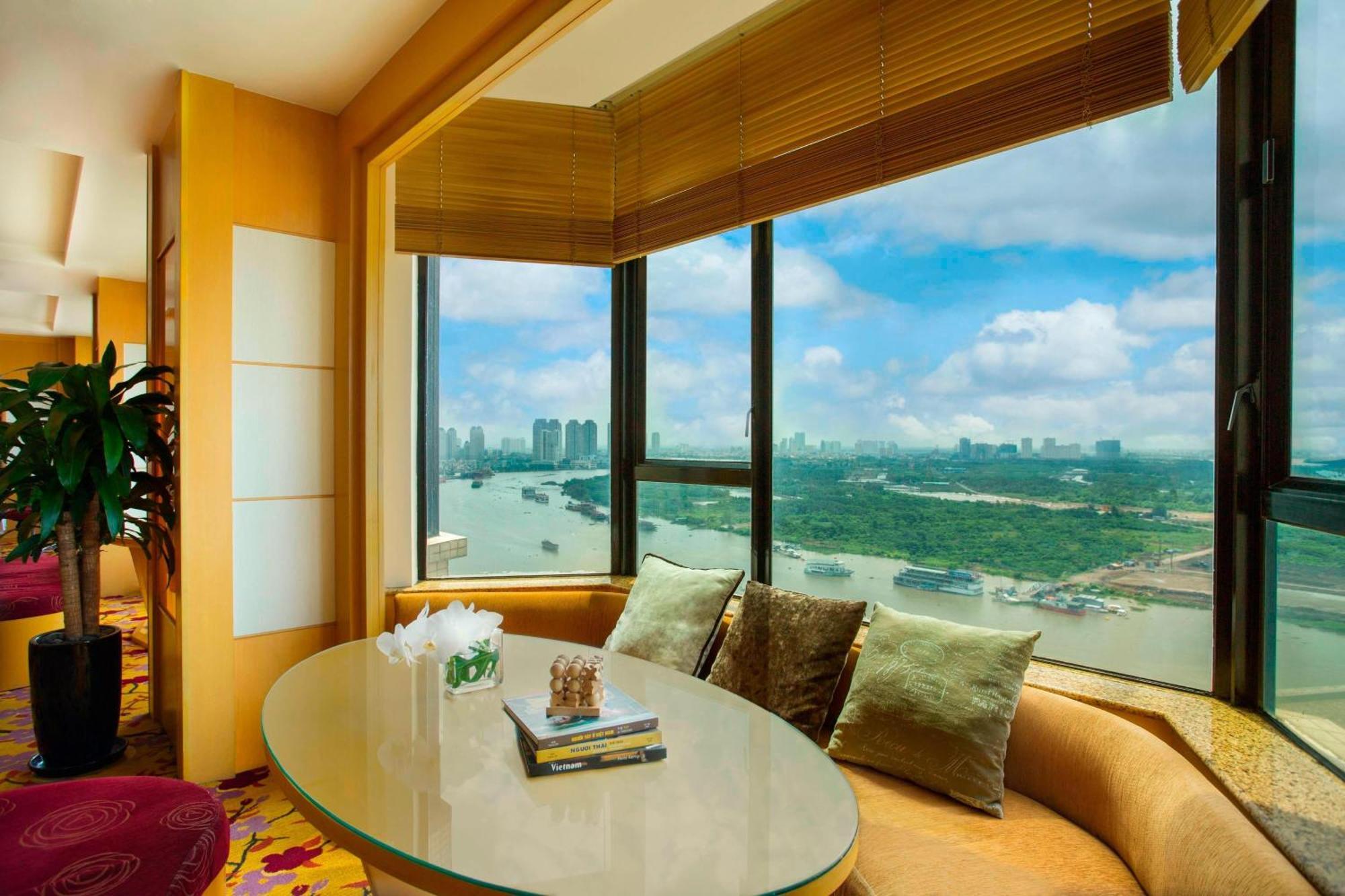 R Club Room, Club level, Guest room, 1 King bed