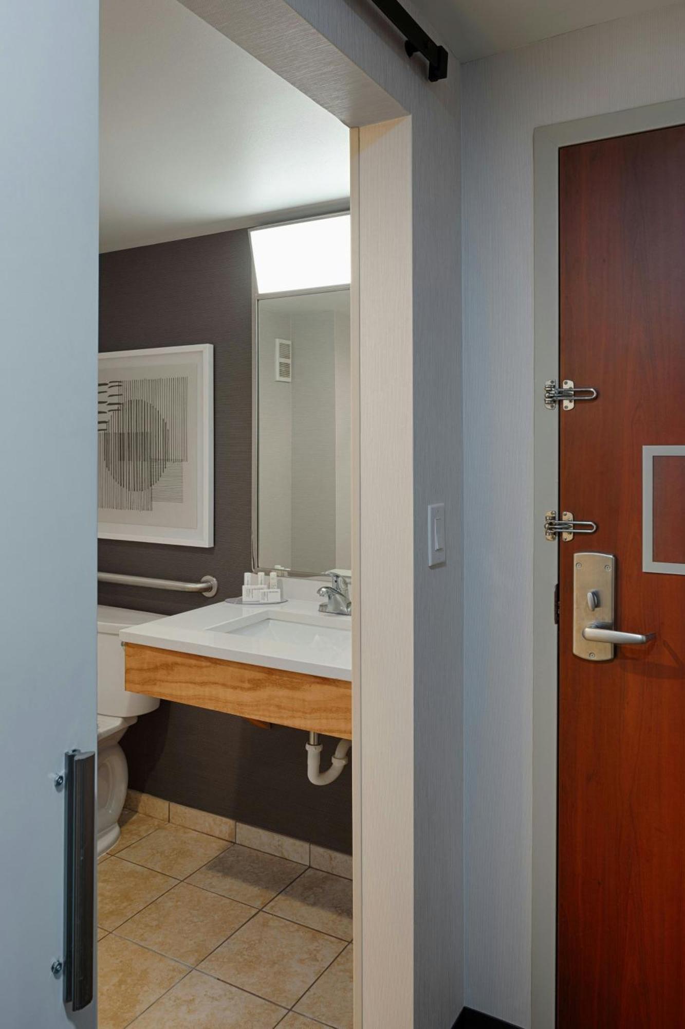 Queen Room with Roll-In Shower - Mobility Access