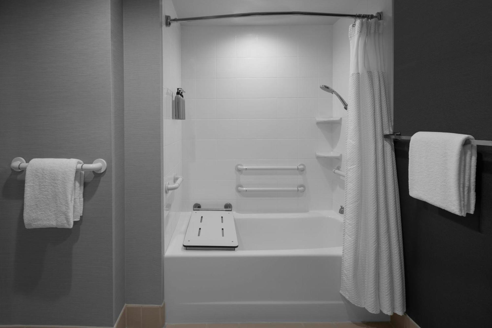 King Room with Bathtub - Mobility Access/Hearing Accessible