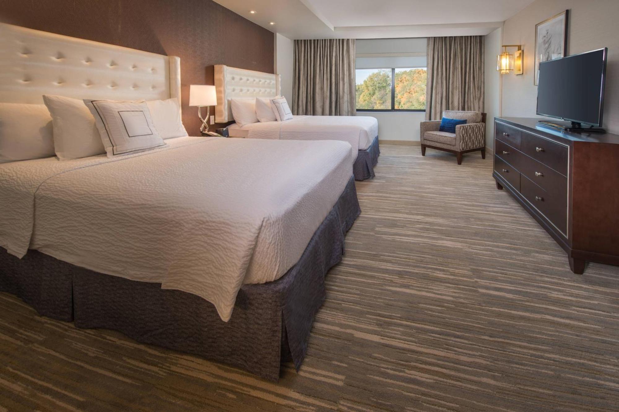 One-Bedroom Studio with Two Queen Beds and Sofa Bed