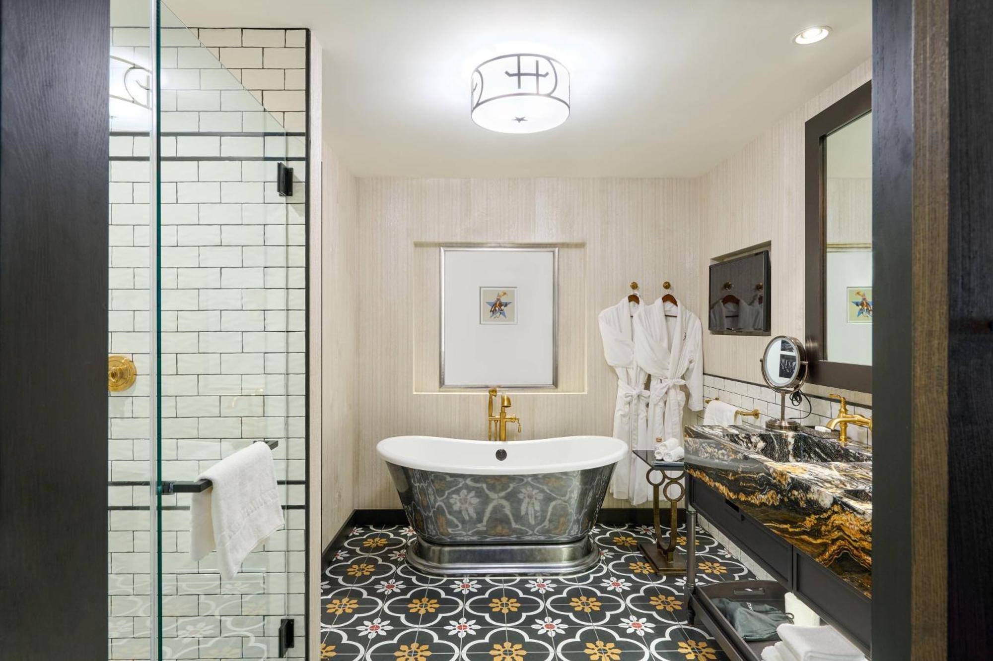 Deluxe Guest room, 1 King, with Deep Soaking Tub