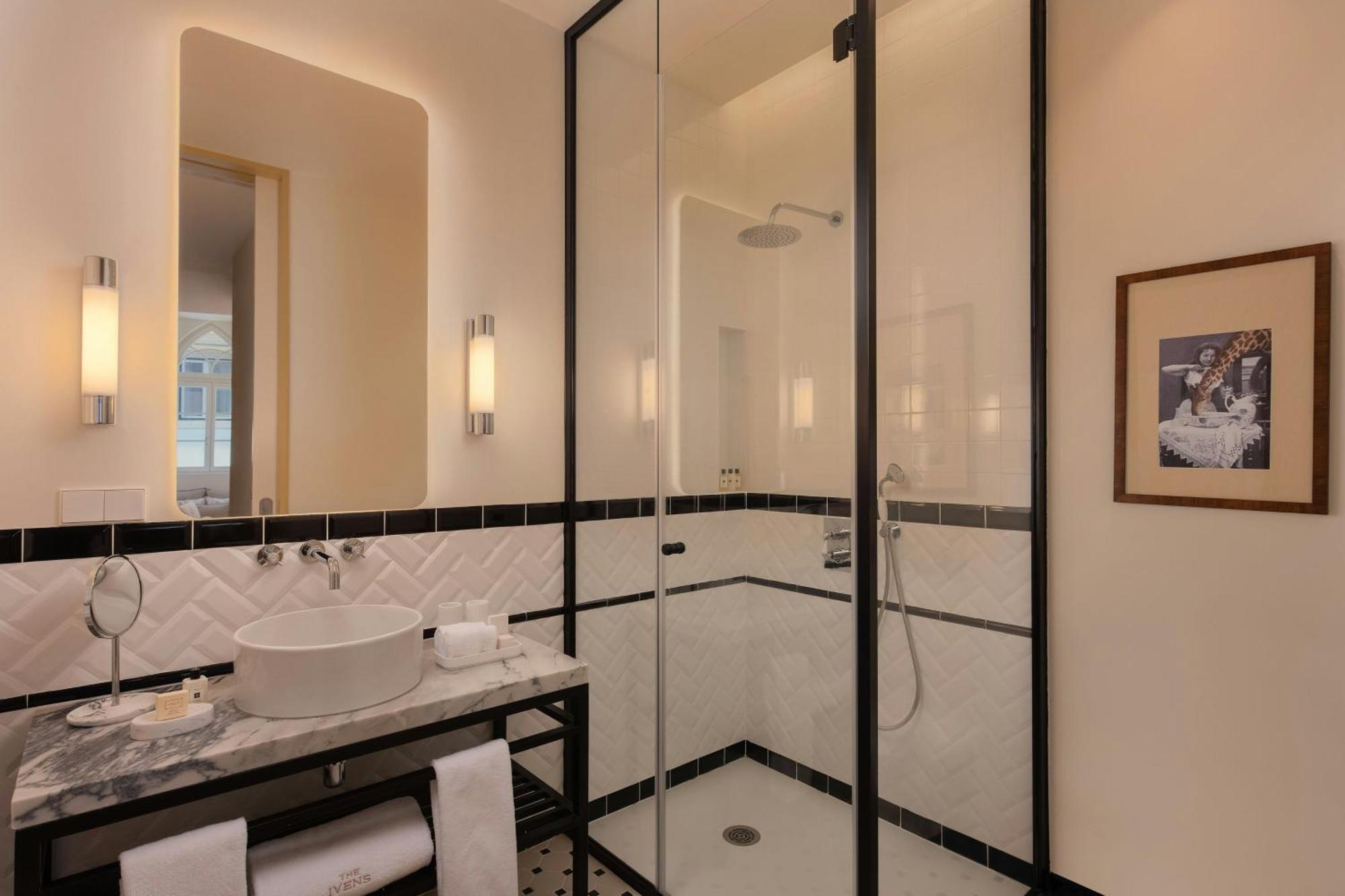 Capelo Guest room with 1 King, Courtyard view