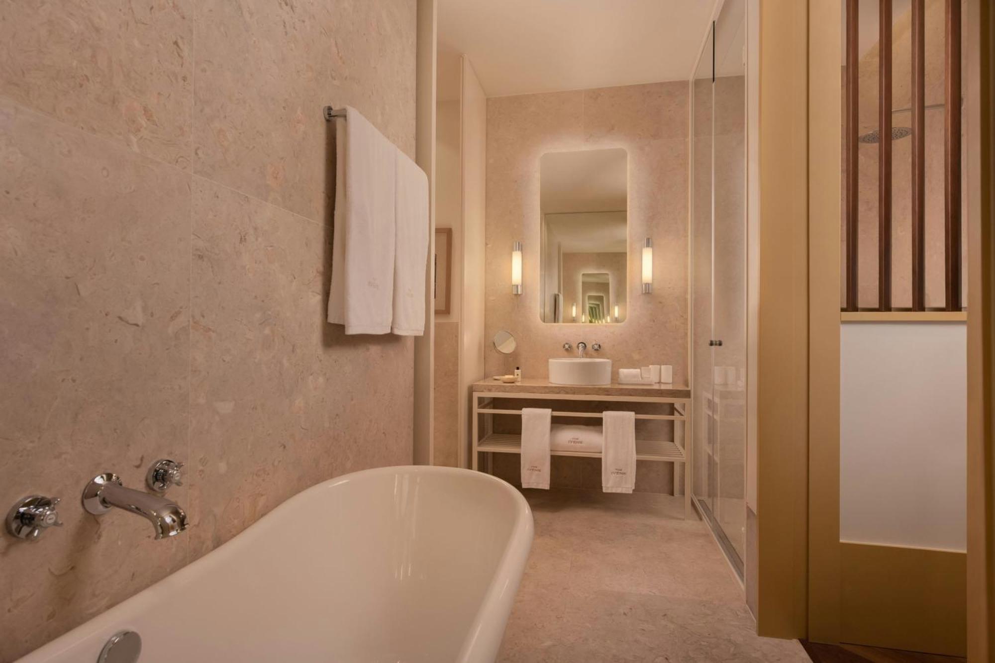 Superior Guest room with 1 King, Courtyard view