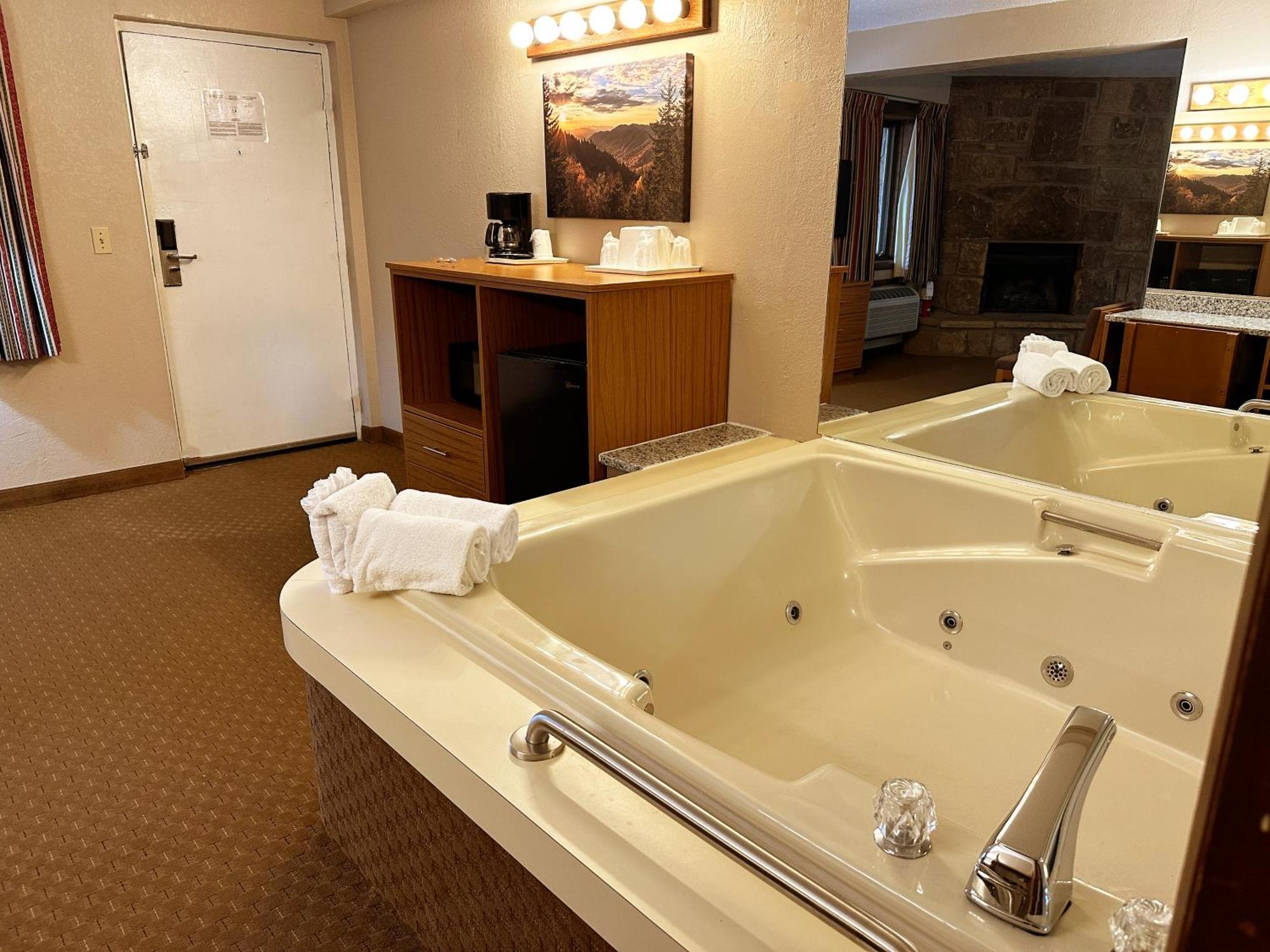 King Suite with Spa Bath - No Pets,1643765006:JPEG