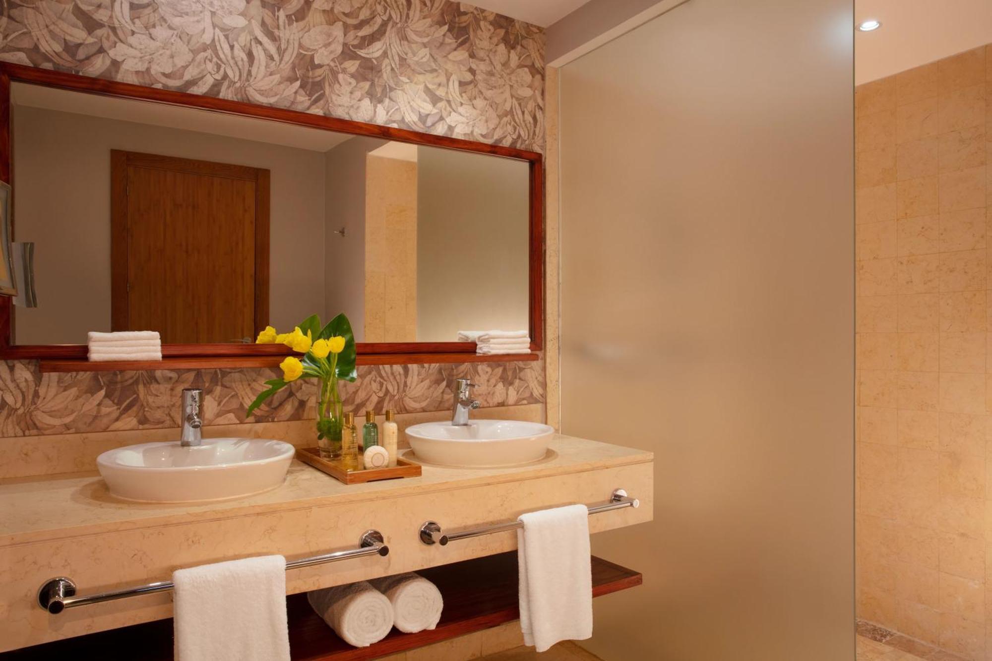 Alojamiento Deluxe con vistas a la piscina - 1 cama extragrande