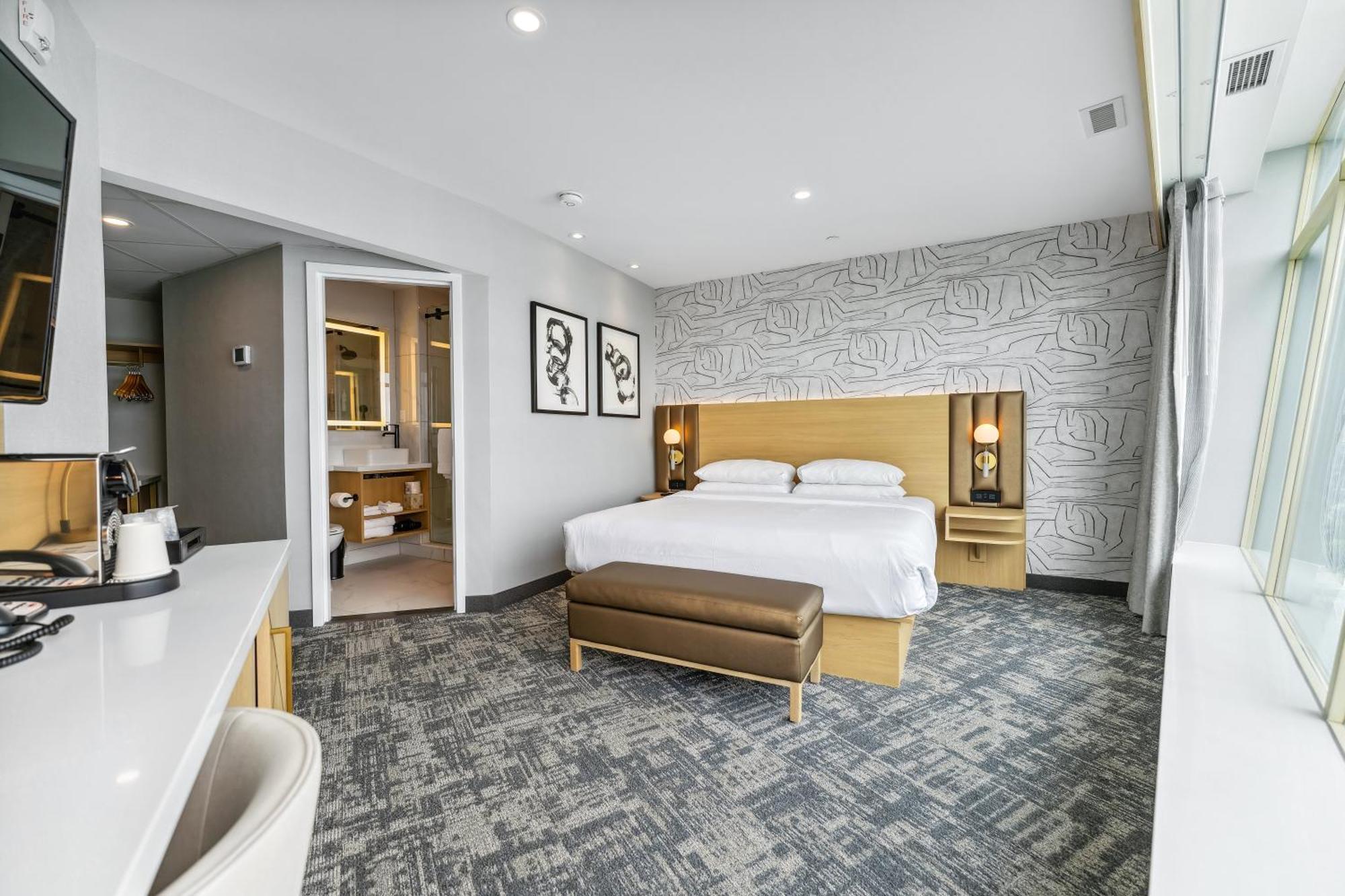 Zimmer Tower mit Kingsize-Bett und Blick auf die Wasserfälle