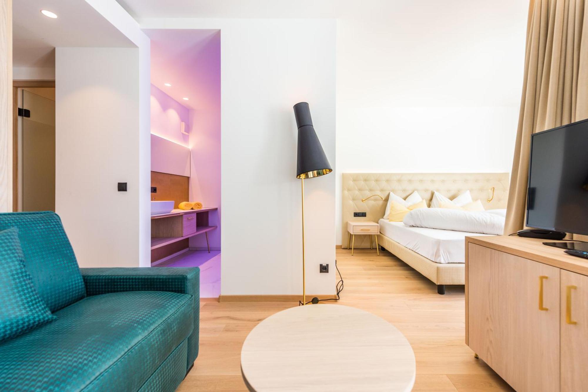 Zimmer mit Kingsize-Bett und Balkon