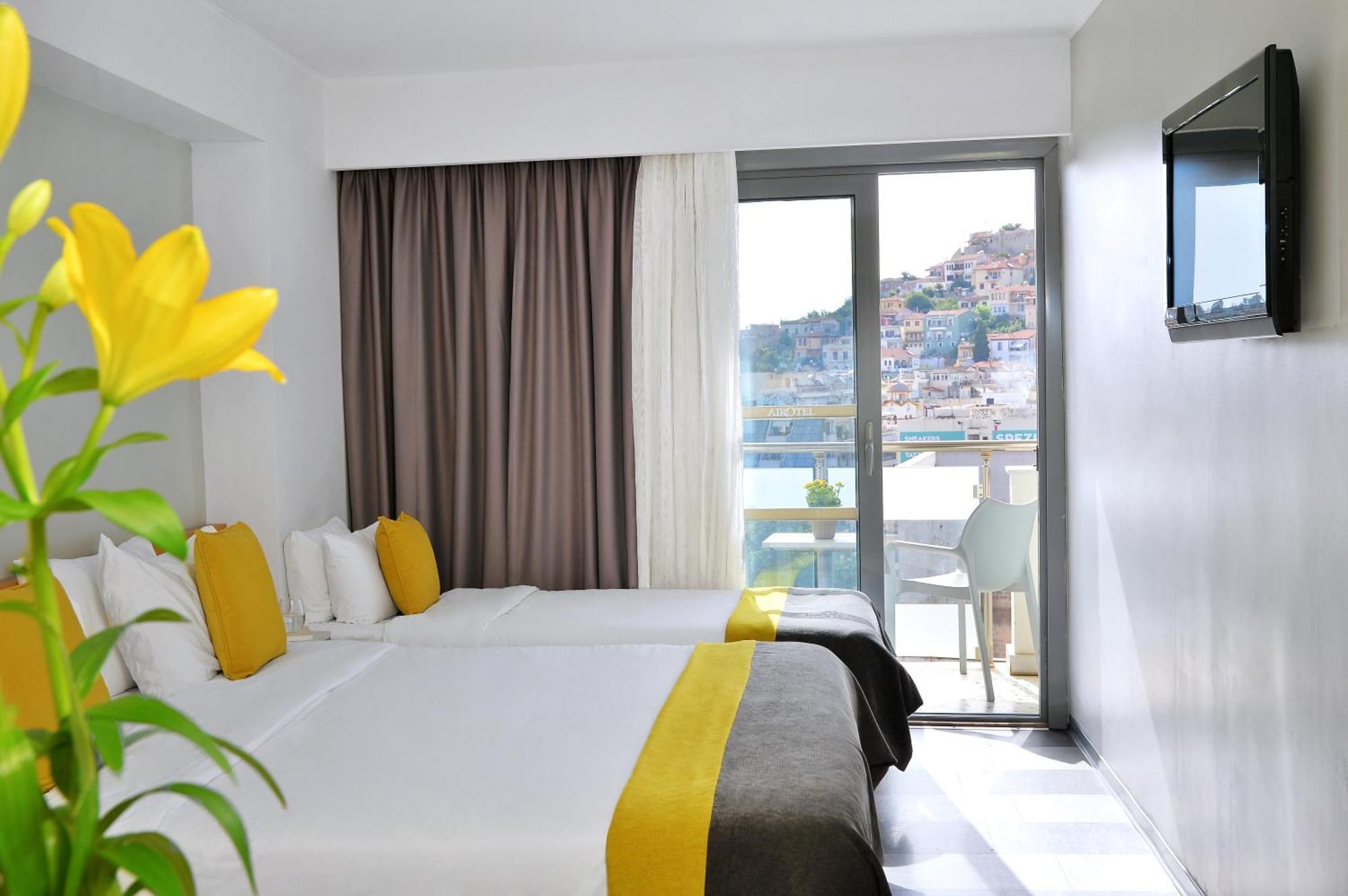 Dreibettzimmer mit Stadtblick