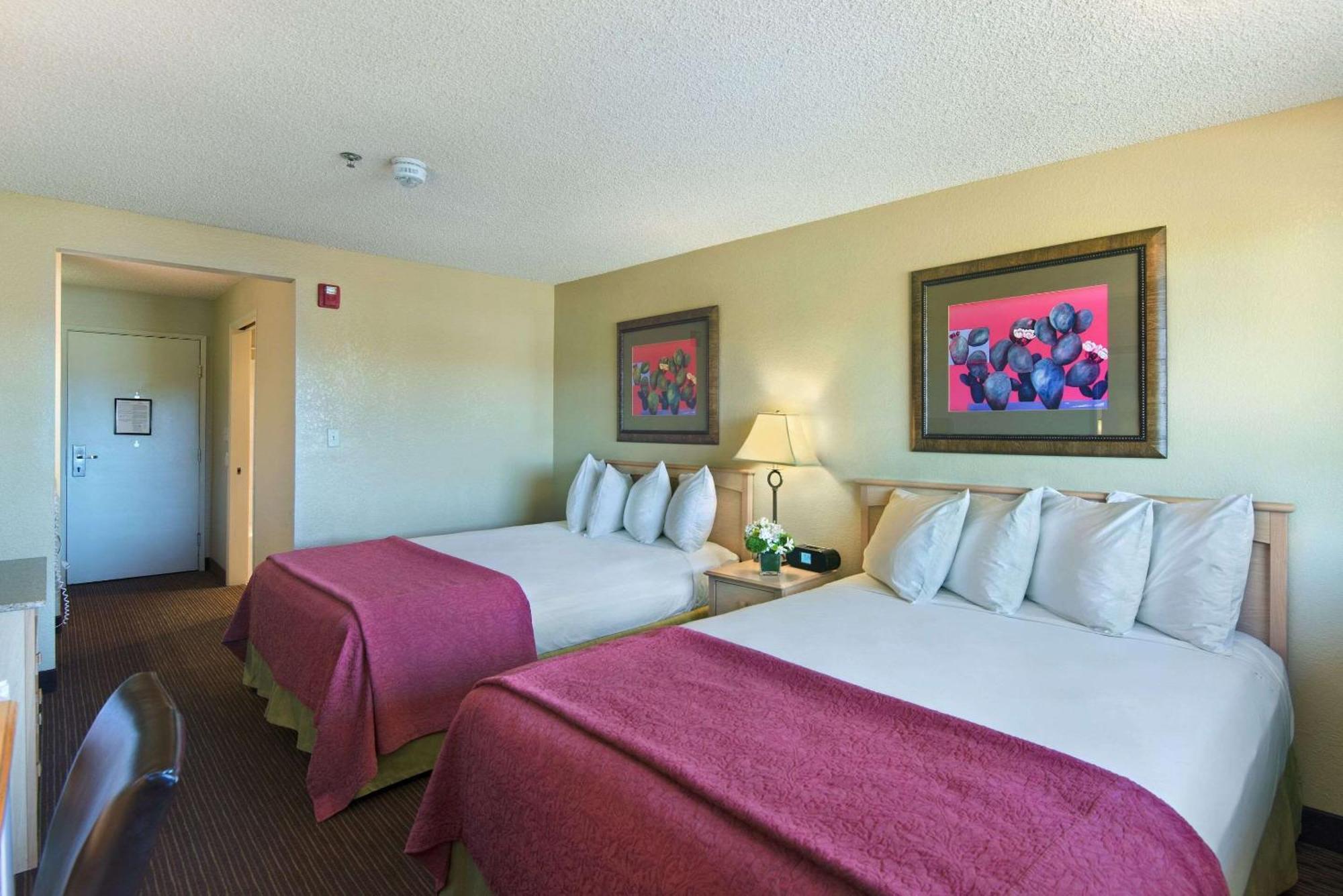 Quadruple Room Two Queen Beds Non Smoking,1644434341:JPEG