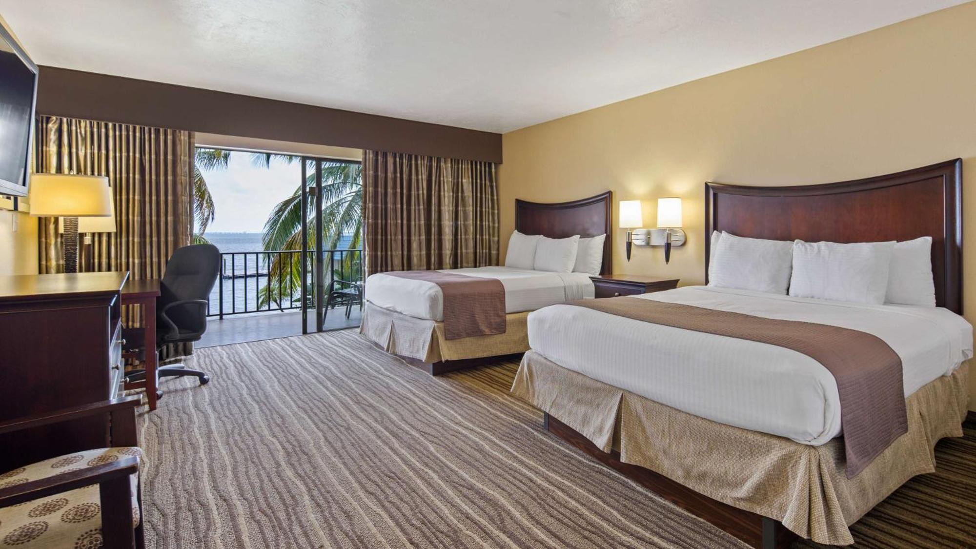 Large Queen Room with Two Queen Beds with River View - Non-Smoking