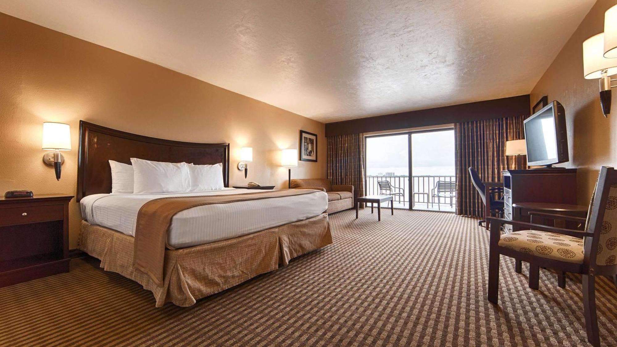 Large King Room with River View - Non-Smoking