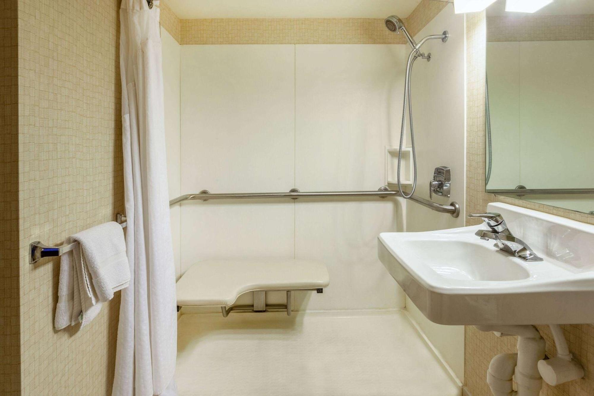 Double Room with Bathtub w/Grab Bars - Mobility Accessible/Non-Smoking