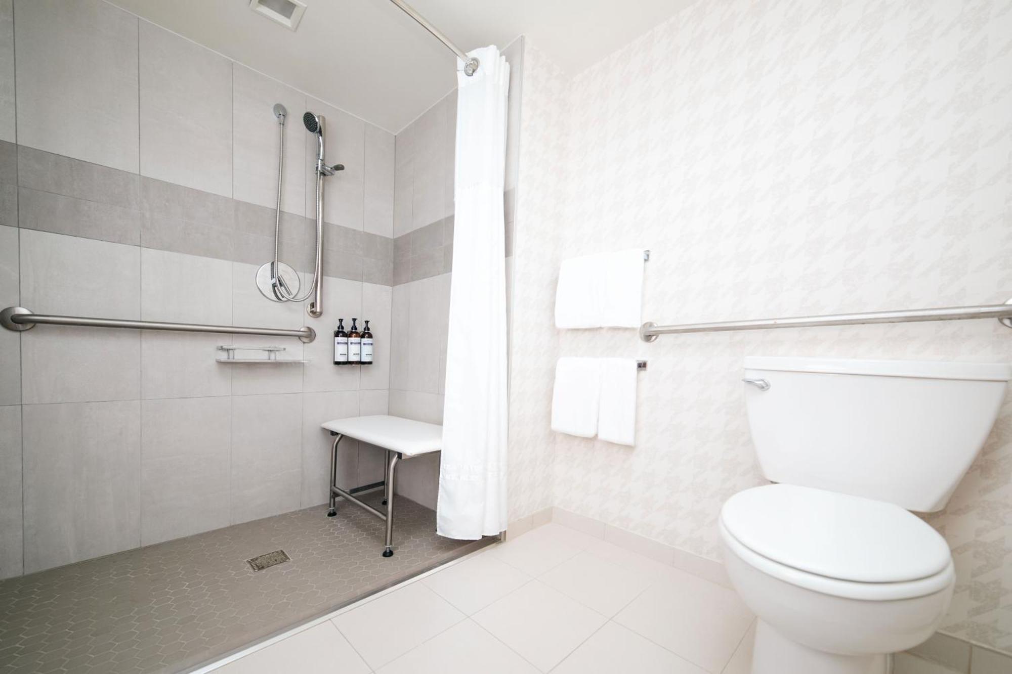 Zimmer mit Kingsize-Bett und barrierefreier Dusche – barrierefrei