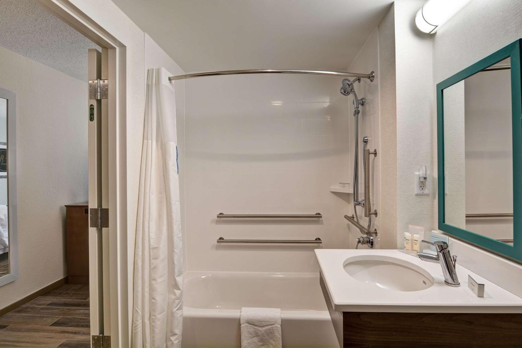 One Queen Accessible Tub Non-Smoking