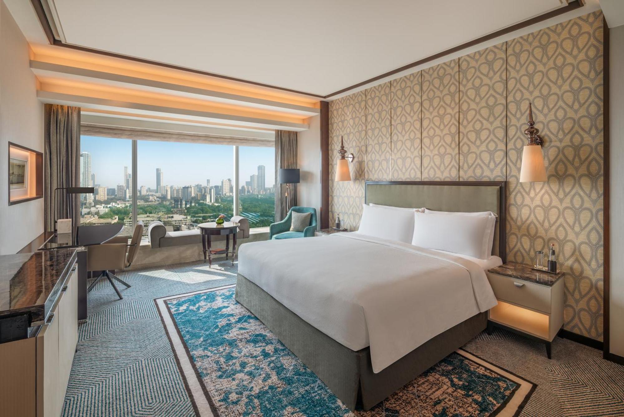 Guest room, 1 King, Racecourse view