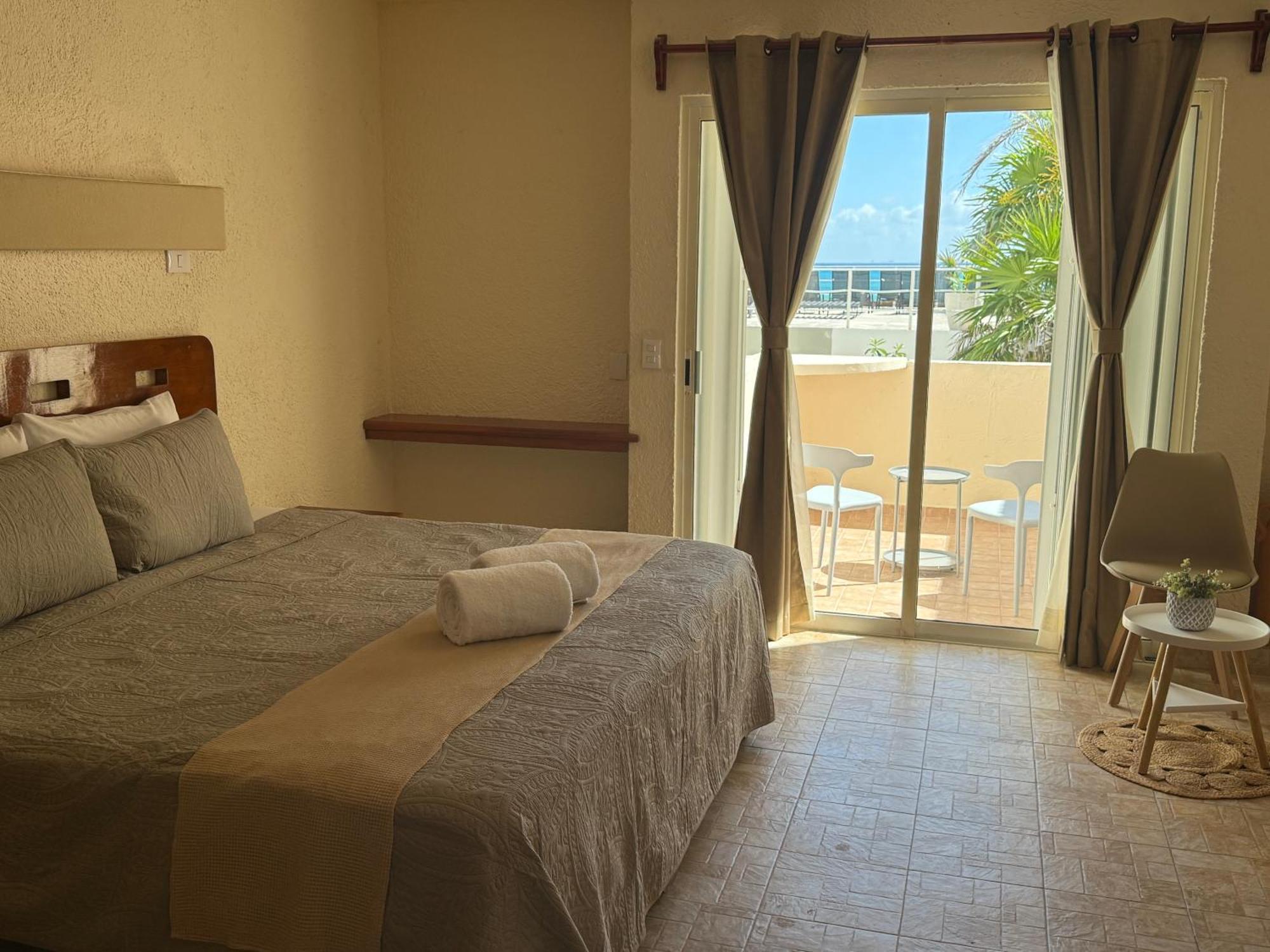 Habitación con cama extragrande y vistas al mar