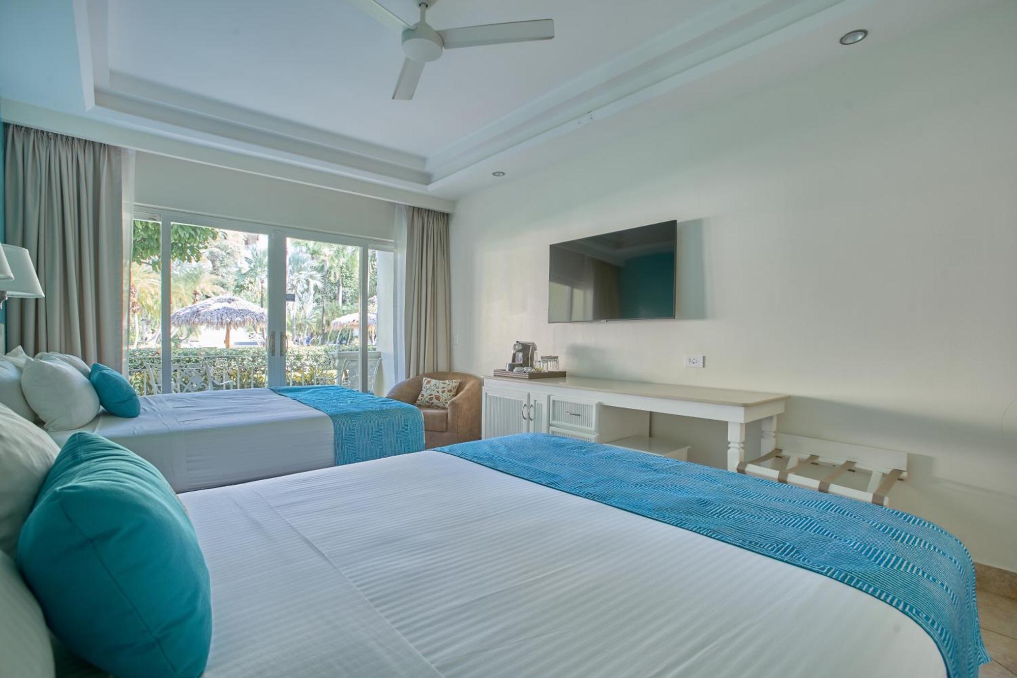 Family Pool View Queen Beds