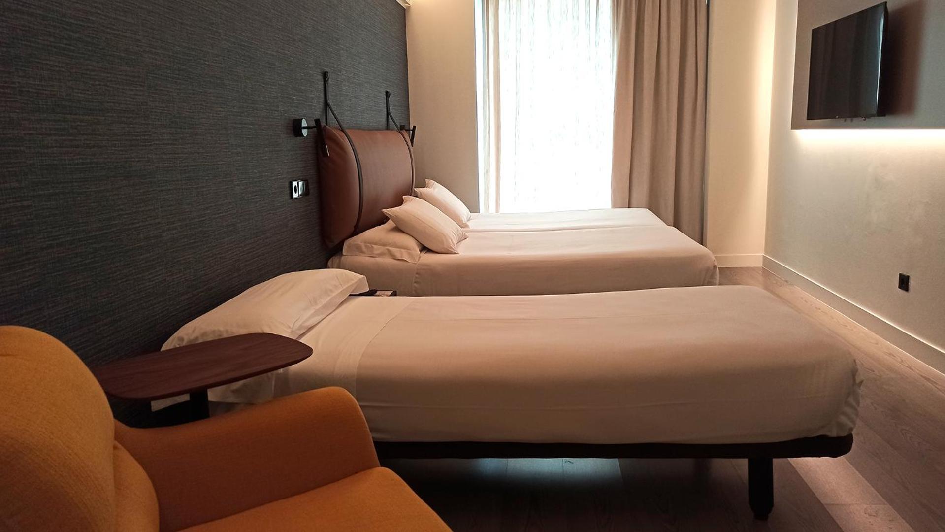 Quarto Duplo com Cama Extra (2 Adultos + 1 Criança)