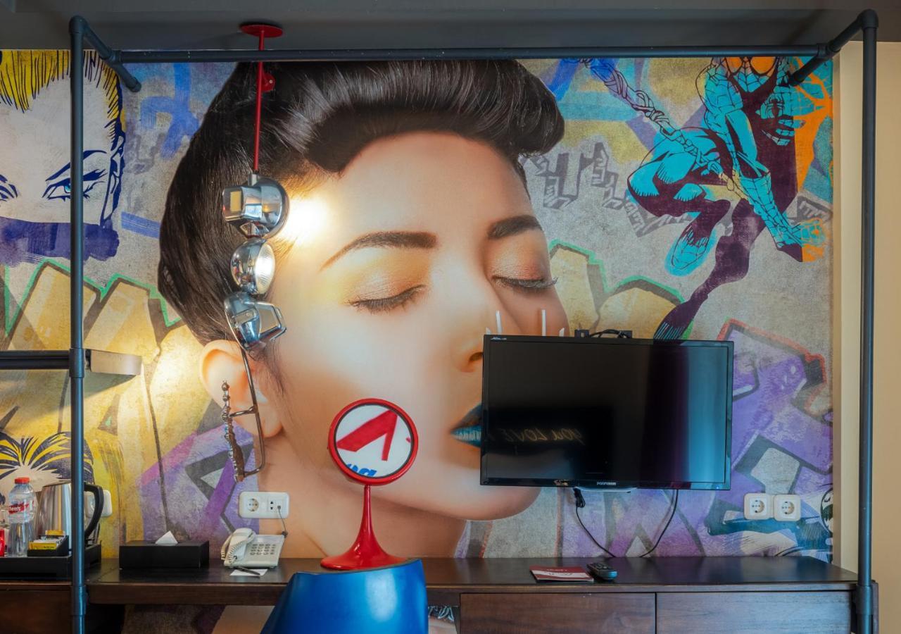 Flash Sale - Dash Studio Grafitti View with Free 2 Bottles Beer