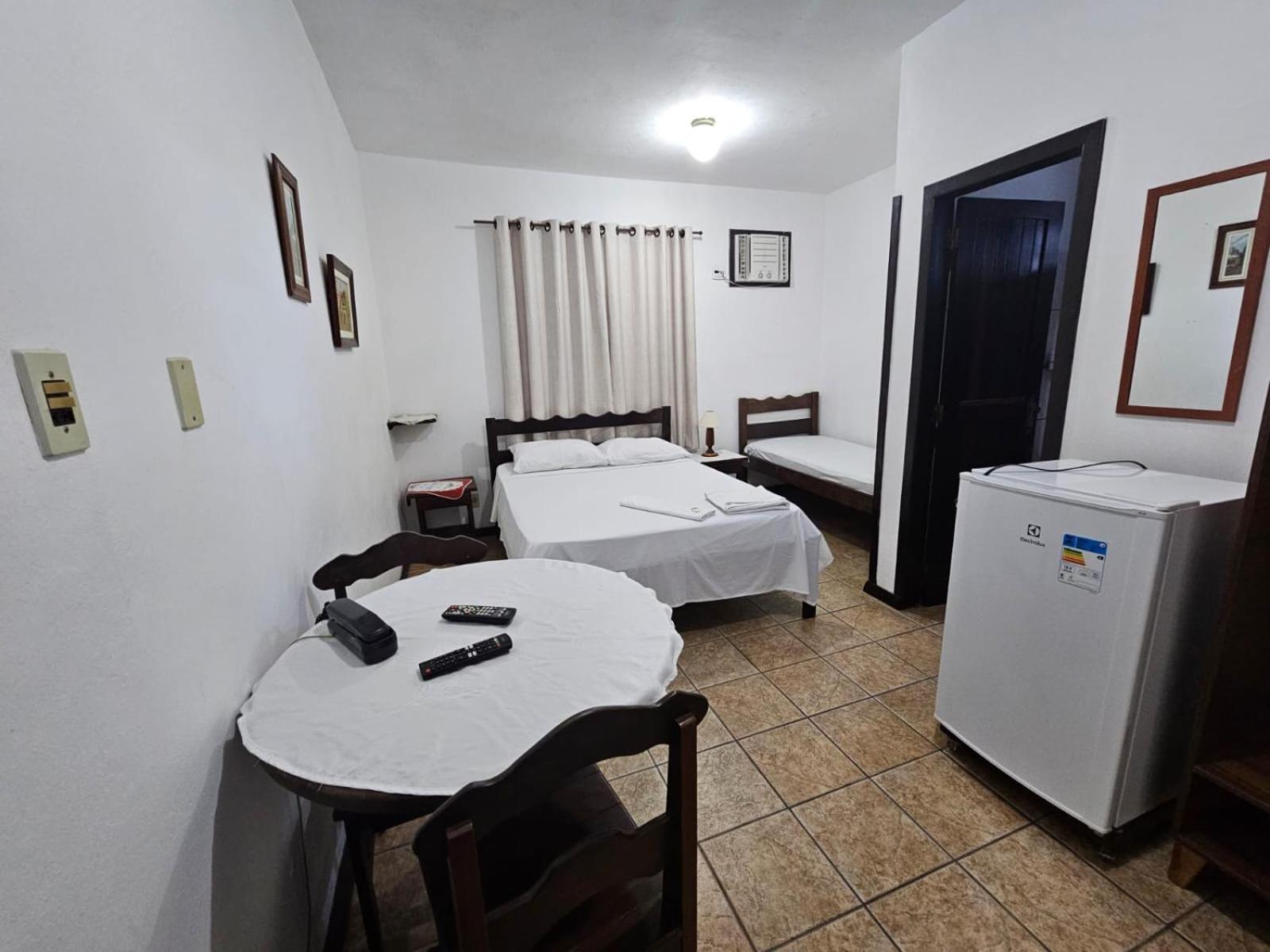 Quarto com Cama de Casal ou 2 de Solteiro e Banheiro