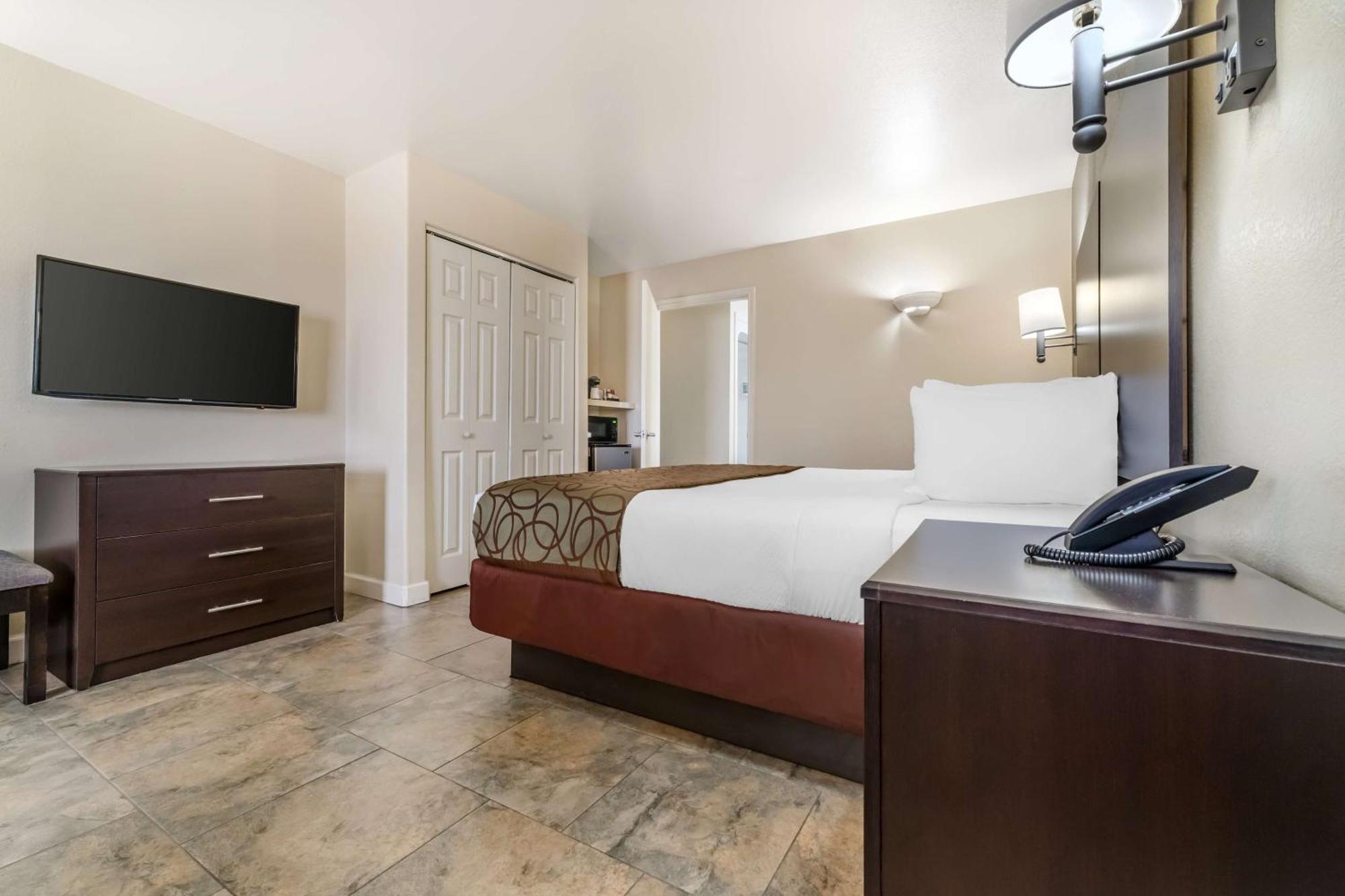 King Room with Roll-In Shower - Mobility Accessible/First Floor