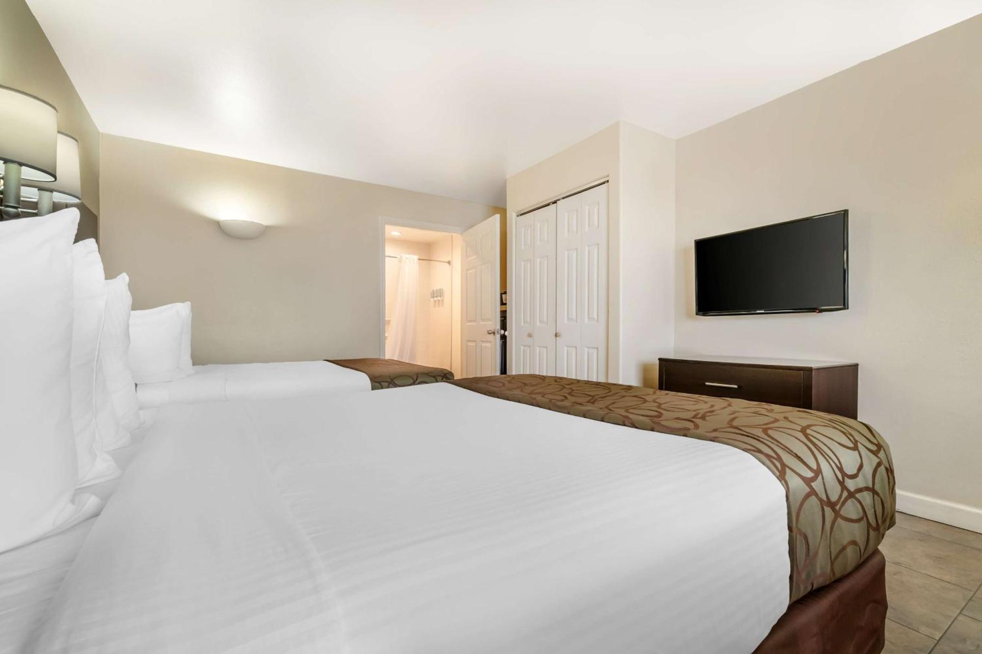 Queen Room with Two Queen Beds and Bath Tub - Mobility Accessible