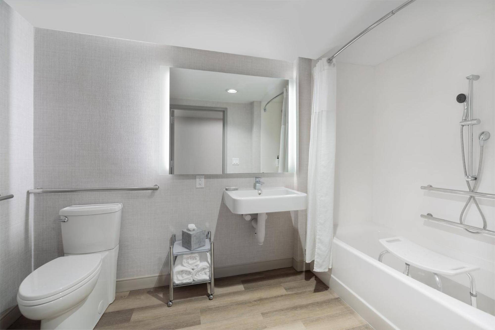Standard Queen Room with Two Queen Beds and Mobility Accessible Tub