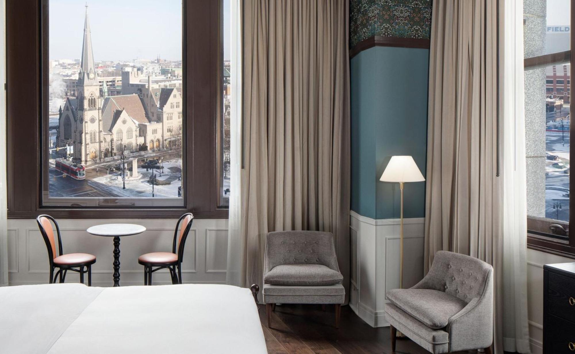Corner King Room with City View