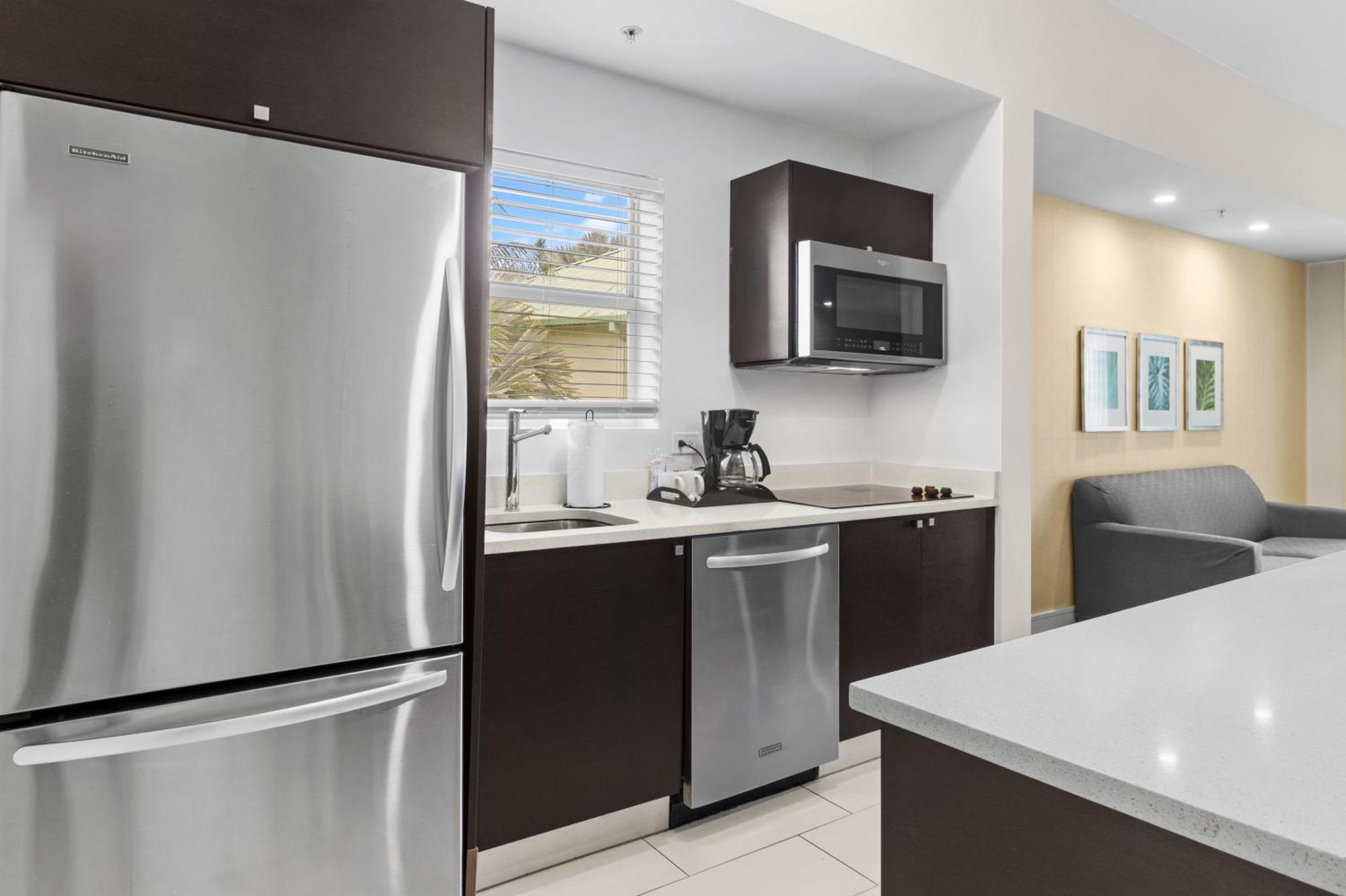 Deluxe Queen Suite