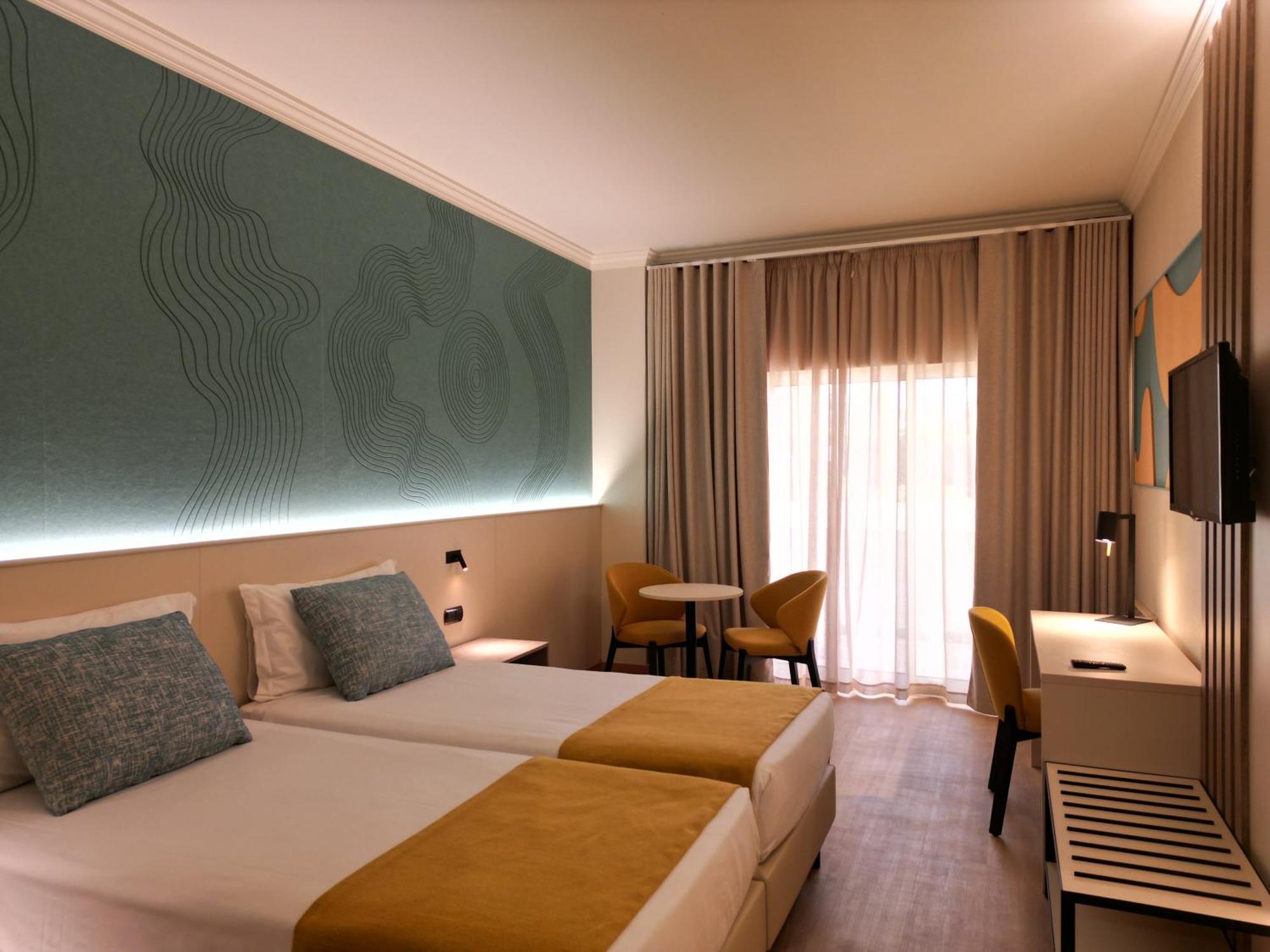 Chambre Double - Vue Latérale sur Mer (2 Adultes)