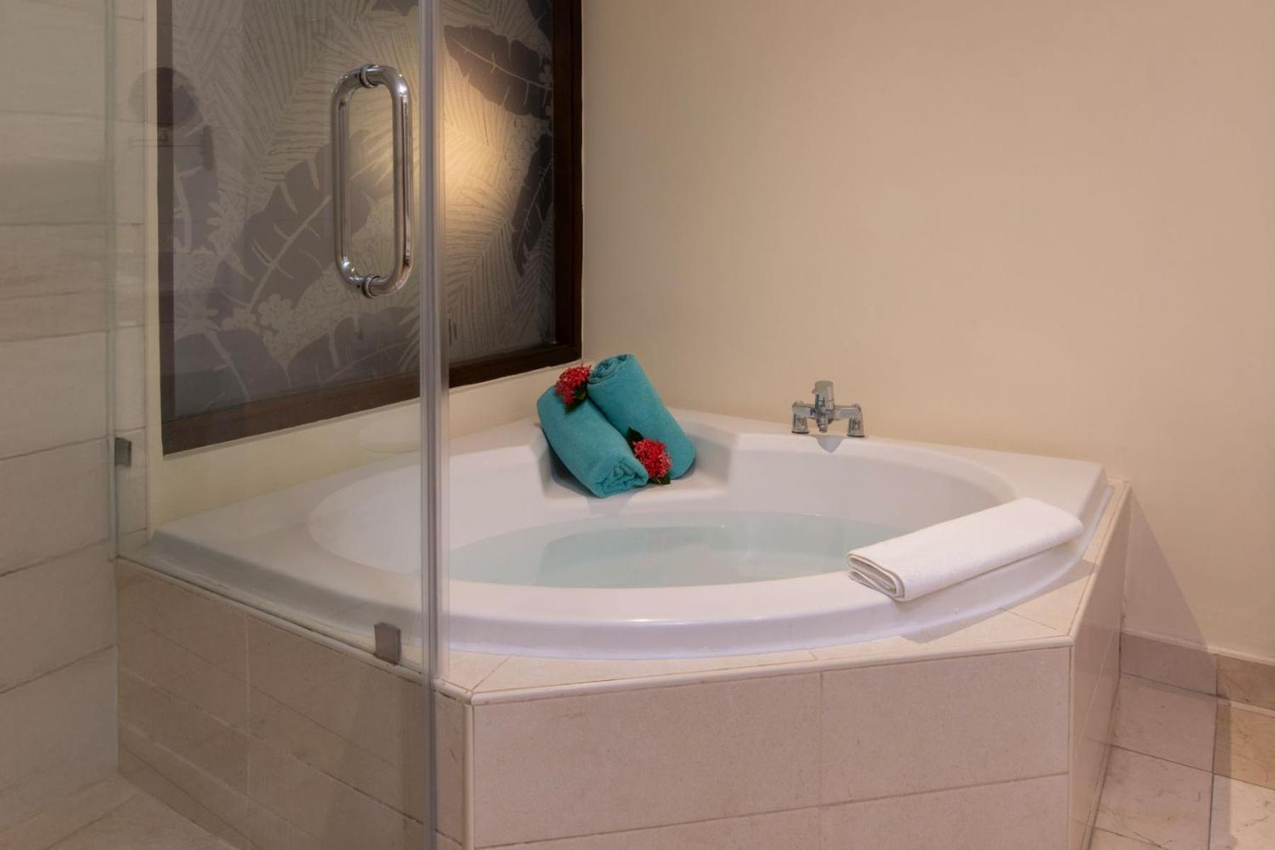 Suíte Júnior Premium com Vista Tropical e Banheira de Hidromassagem