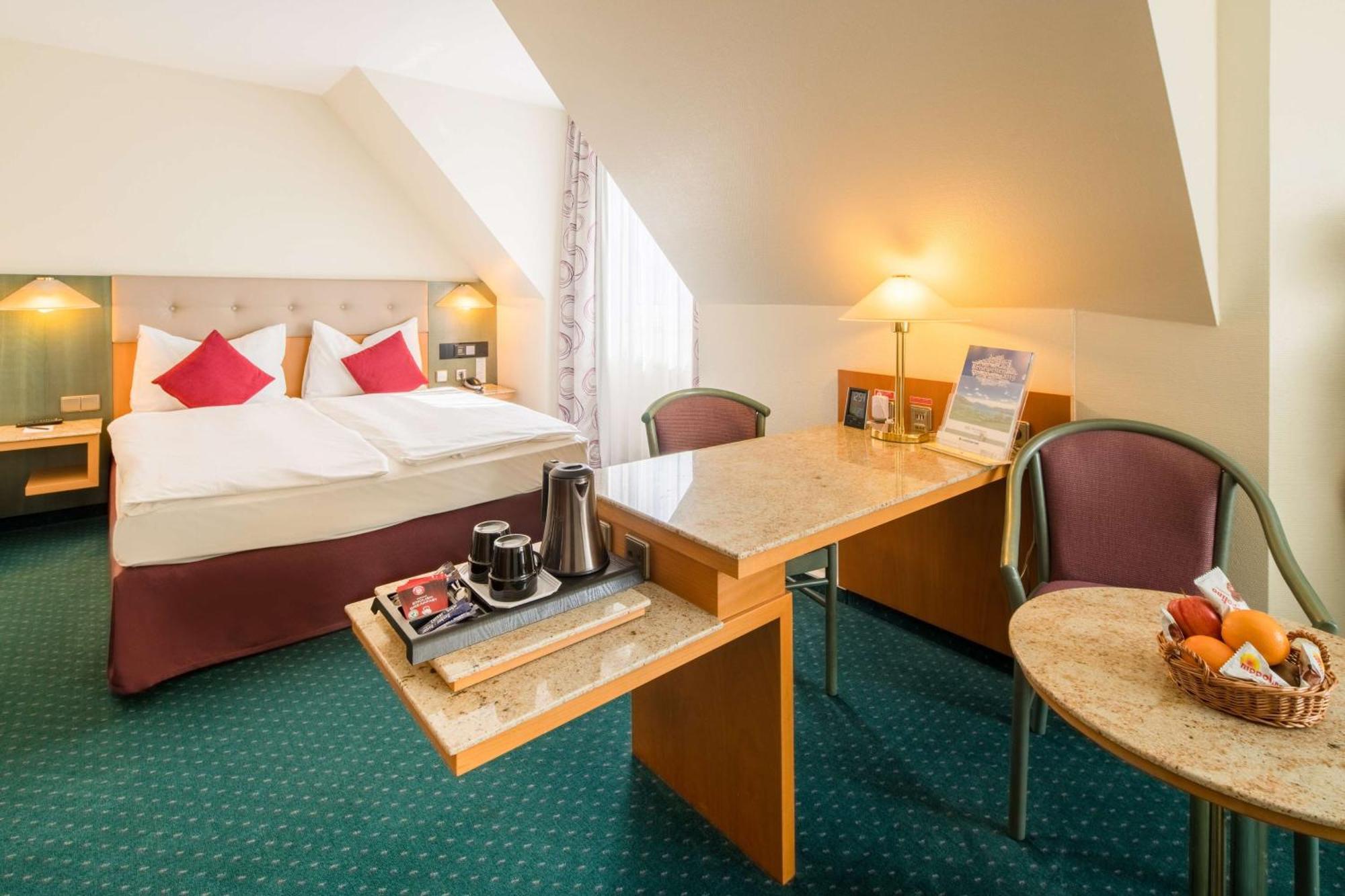 Comfort Vierbettzimmer mit Queensize-Bett und Schlafsofa