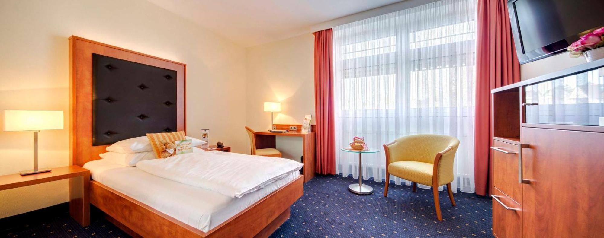 Comfort Queen Room Queen Bed,689503395:JPEG