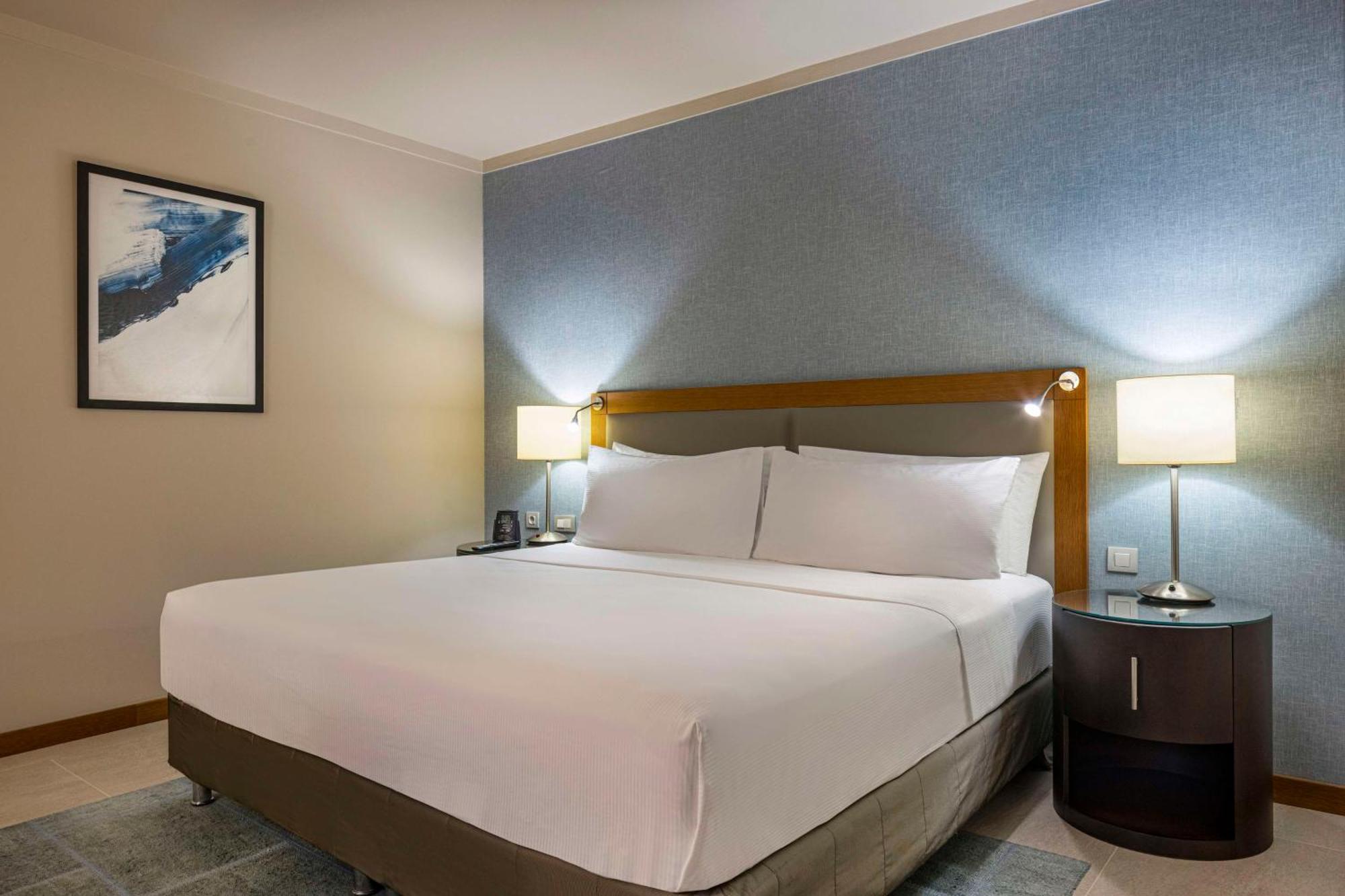 Zimmer mit Kingsize-Bett und Meerblick