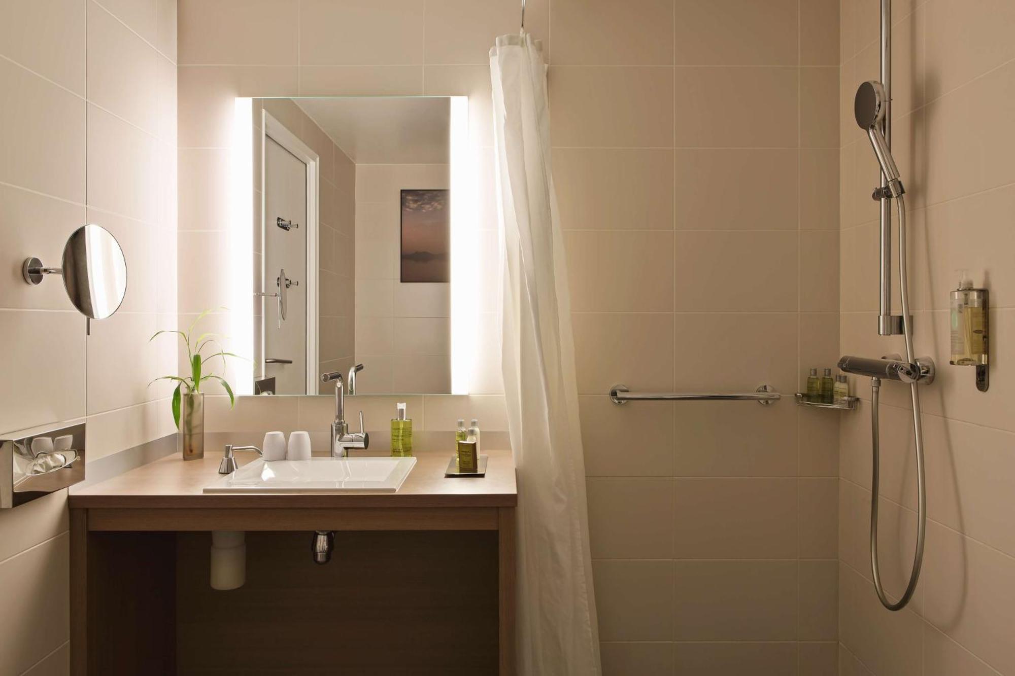 Chambre Lit King-Size - Accessible aux Personnes à Mobilité Réduite
