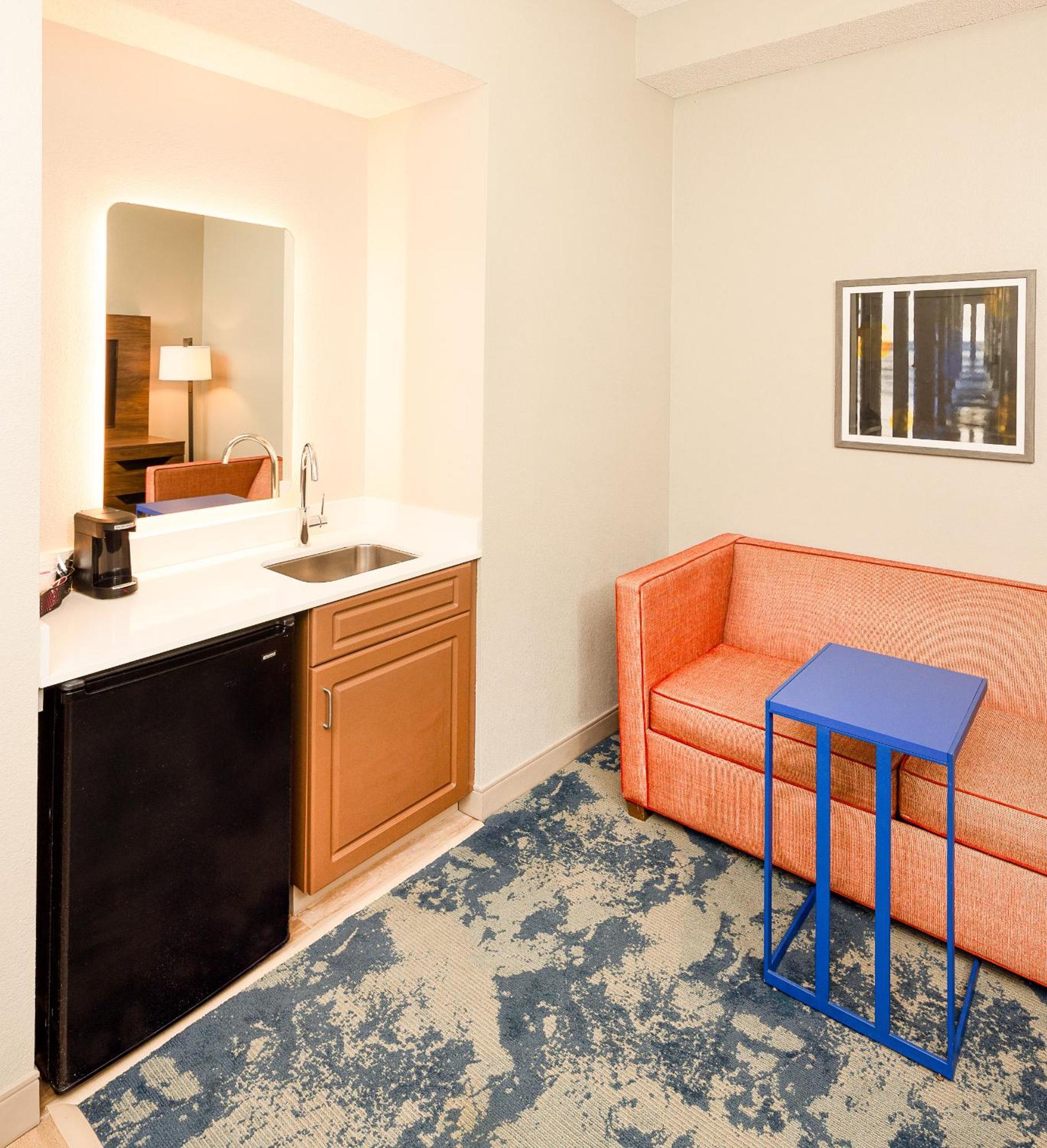 Queen Room with Two Queen Beds and City View - Non-Smoking