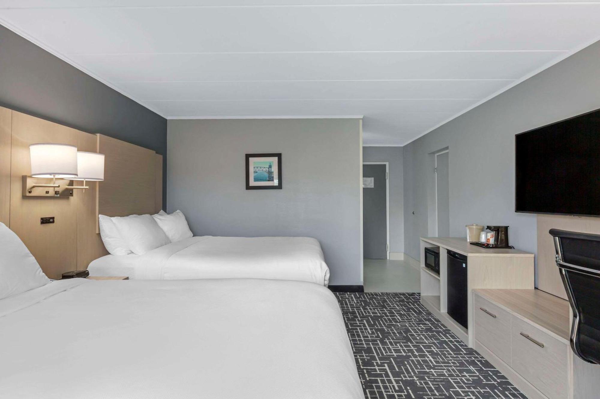 Queen Room with Two Queen Beds and Pool View - Non-Smoking