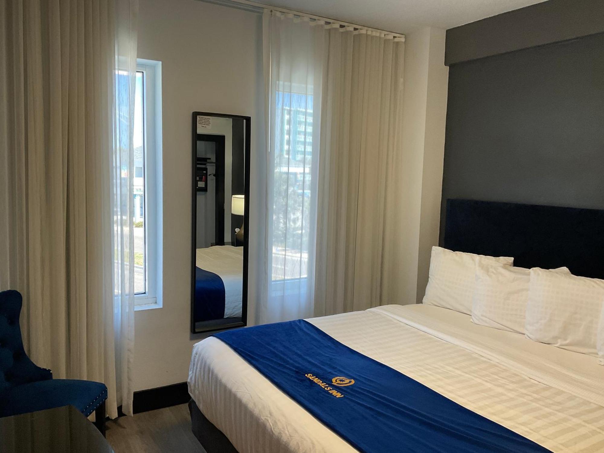 Zimmer mit Kingsize-Bett