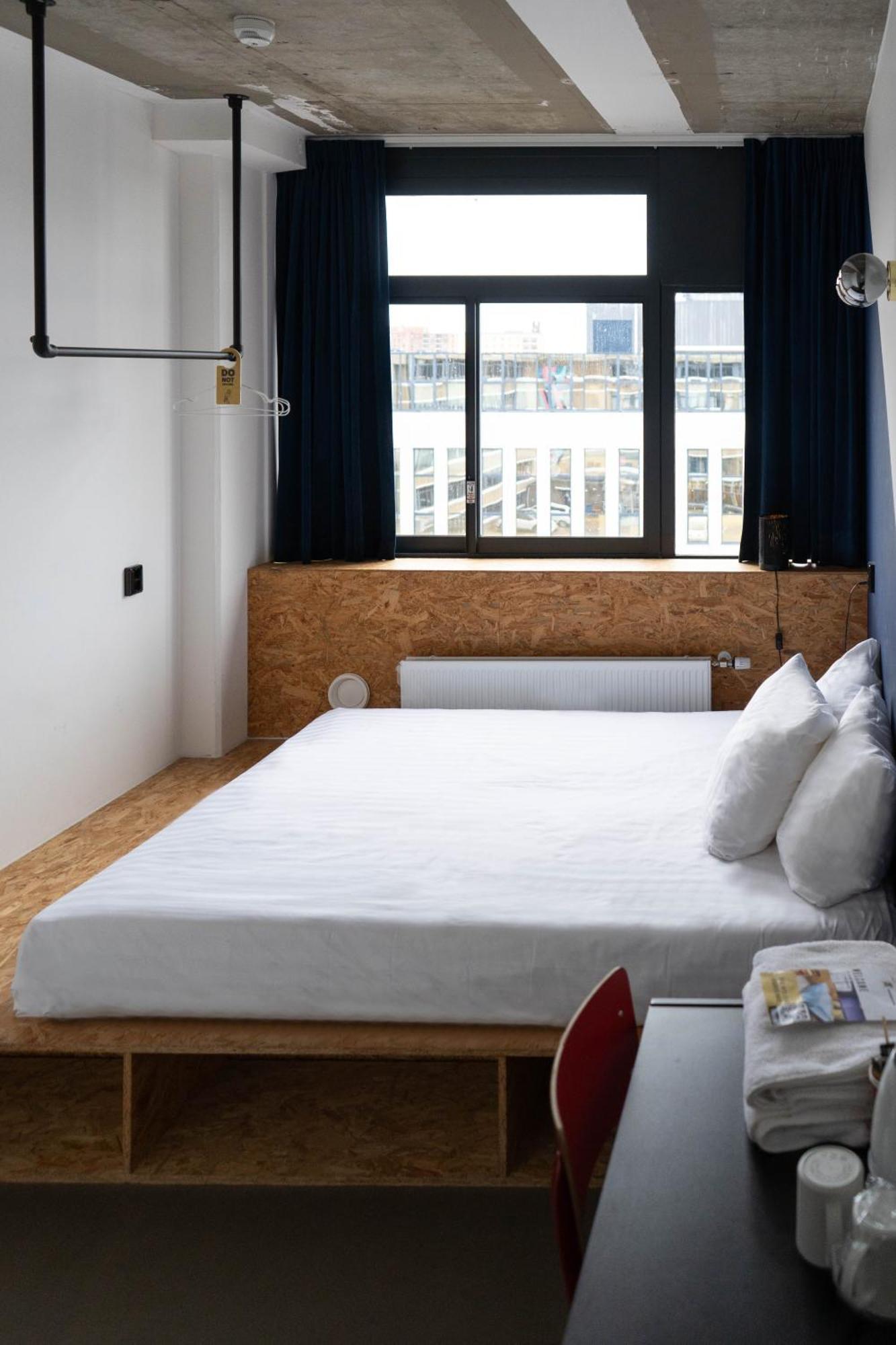Zimmer mit Kingsize-Bett