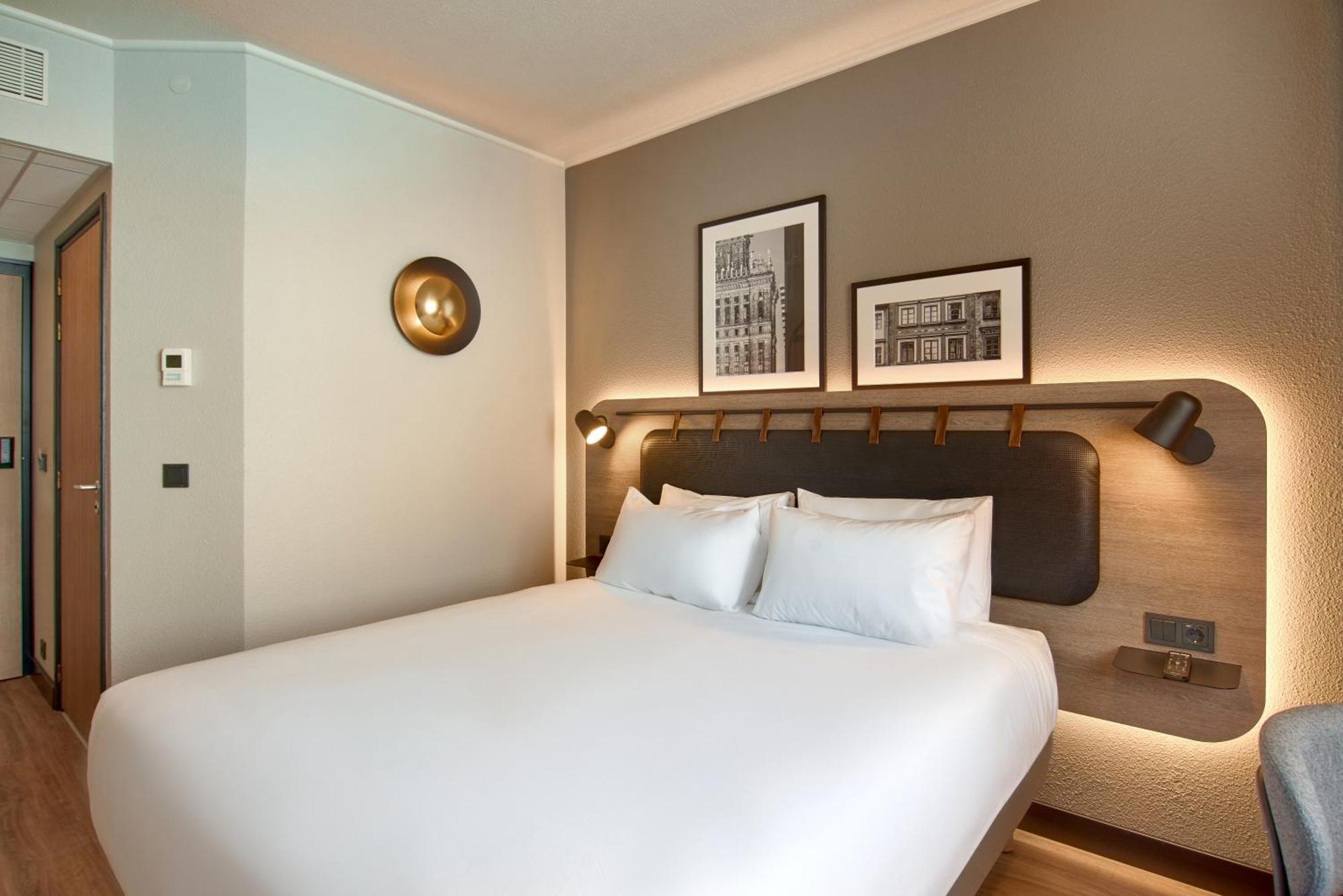 Superior Room - 1 Queen Bed