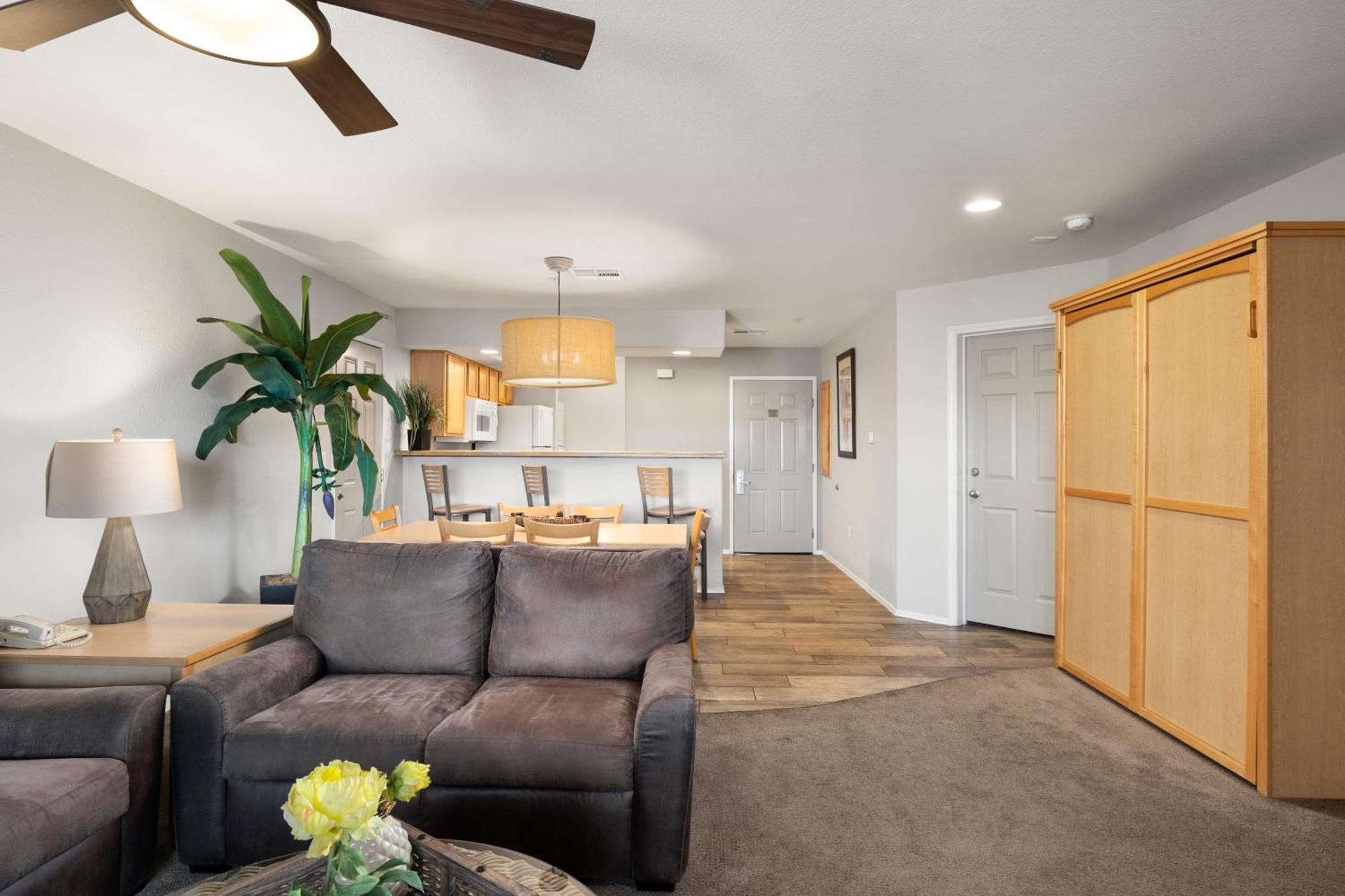 2 Bdrm Luxury Condo Jacuzzi w/ Kitchen