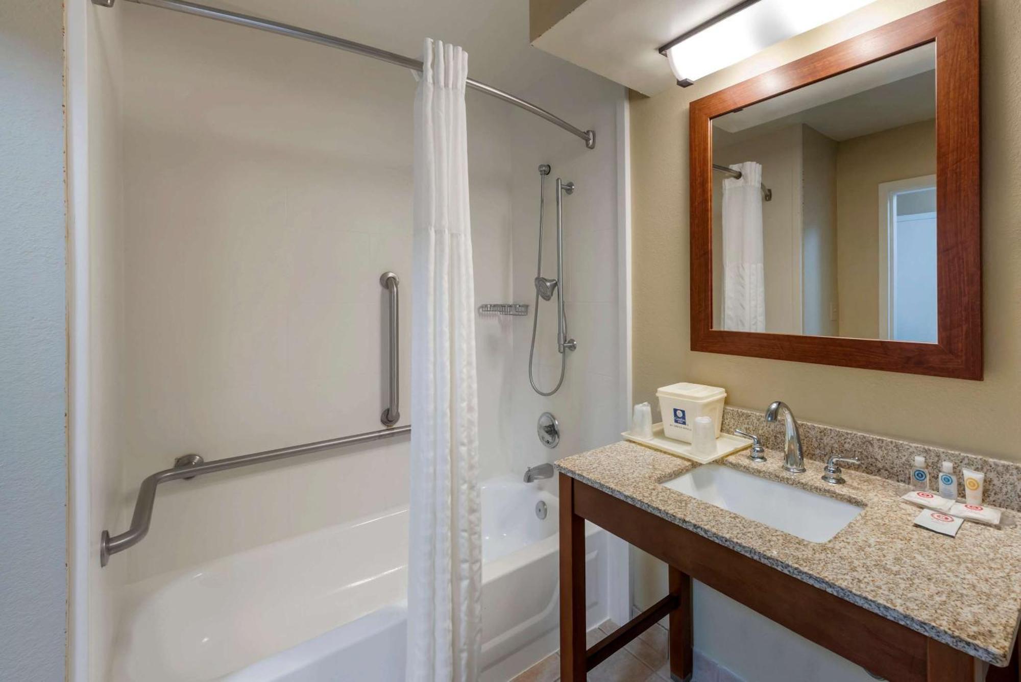 King Room with Accessible Tub - Accessible/Non-Smoking