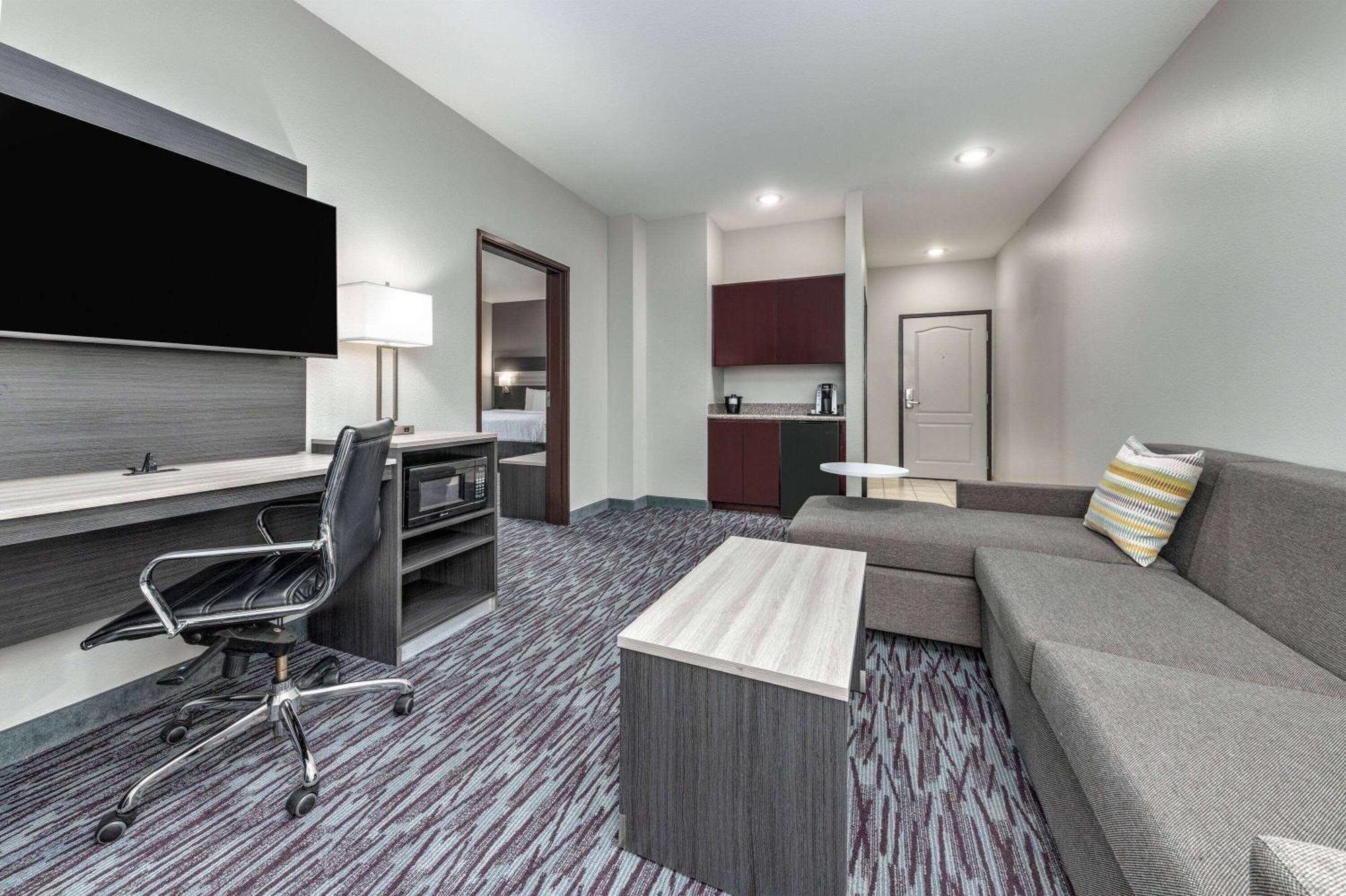 Family King Suite - Non-Smoking
