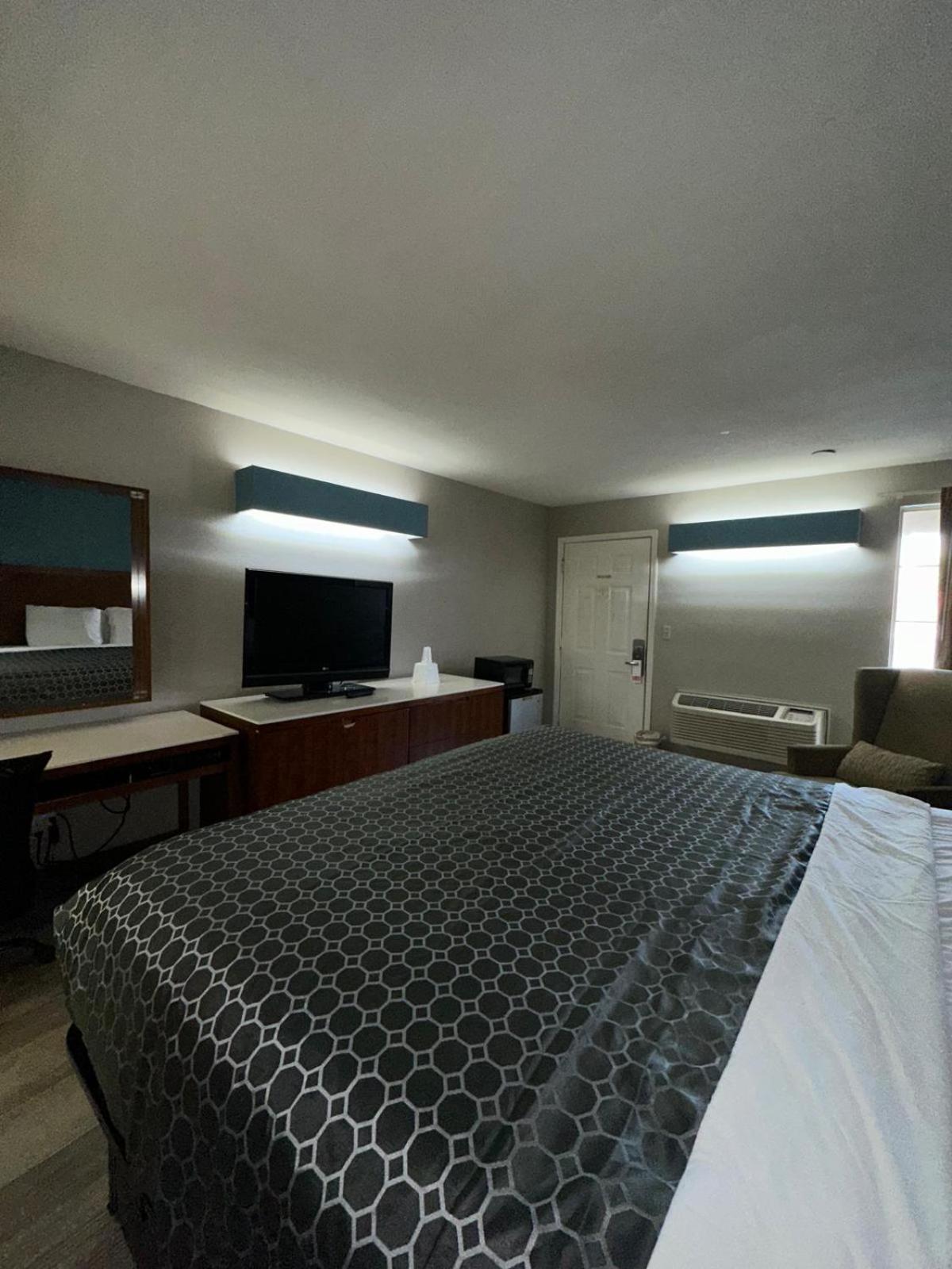 1 King Bed Smoking