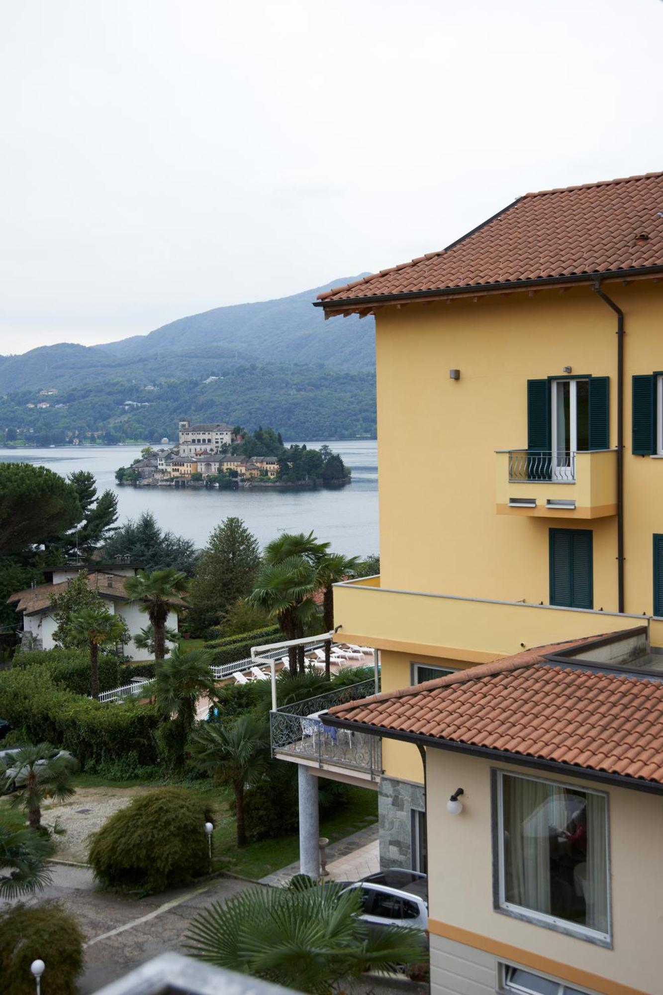 Camera Matrimoniale con Vista Lago Parziale