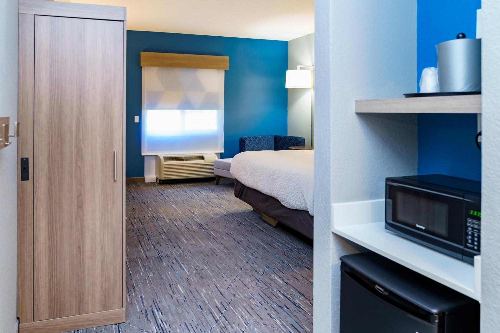 King Room with Roll-In Shower - Disability Access
