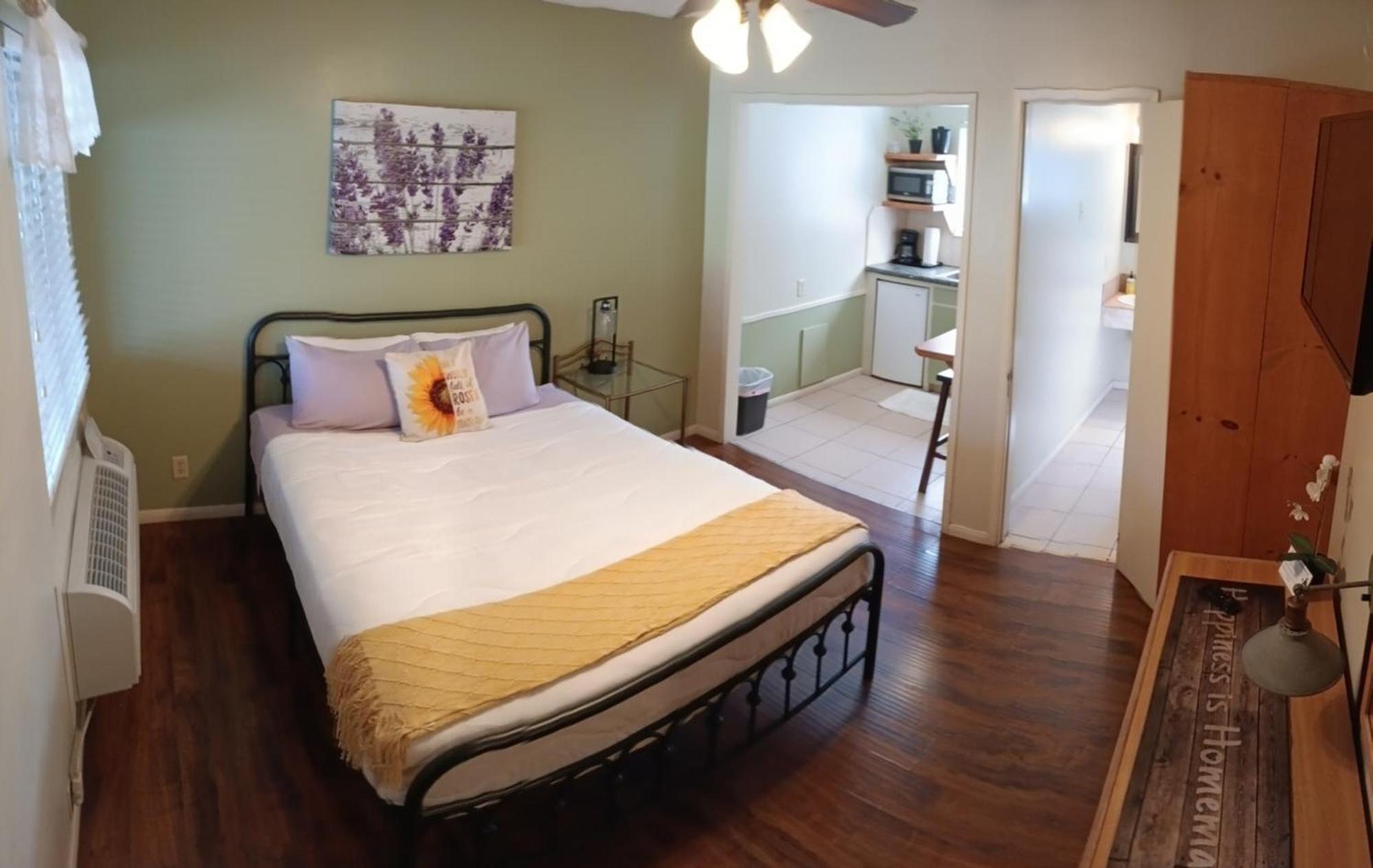 Queen Room with Kitchen