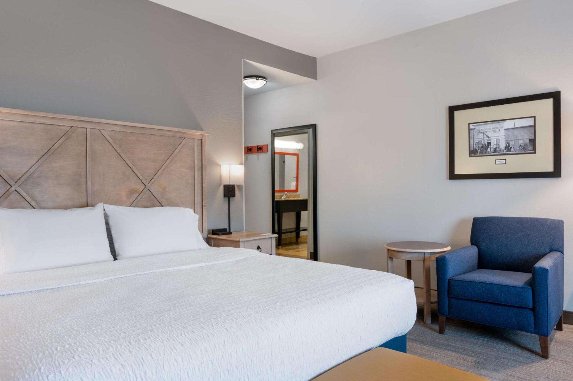 King Room with King Bed - Non-Smoking